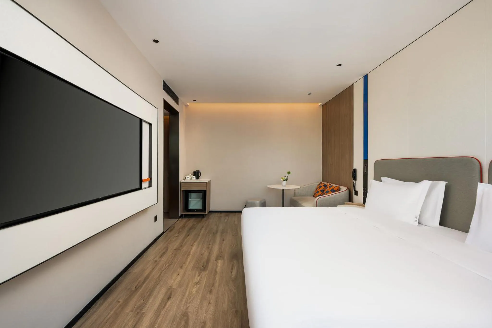 Photo of the whole room, Bed in Holiday Inn Express Shanghai Changyang Road by IHG