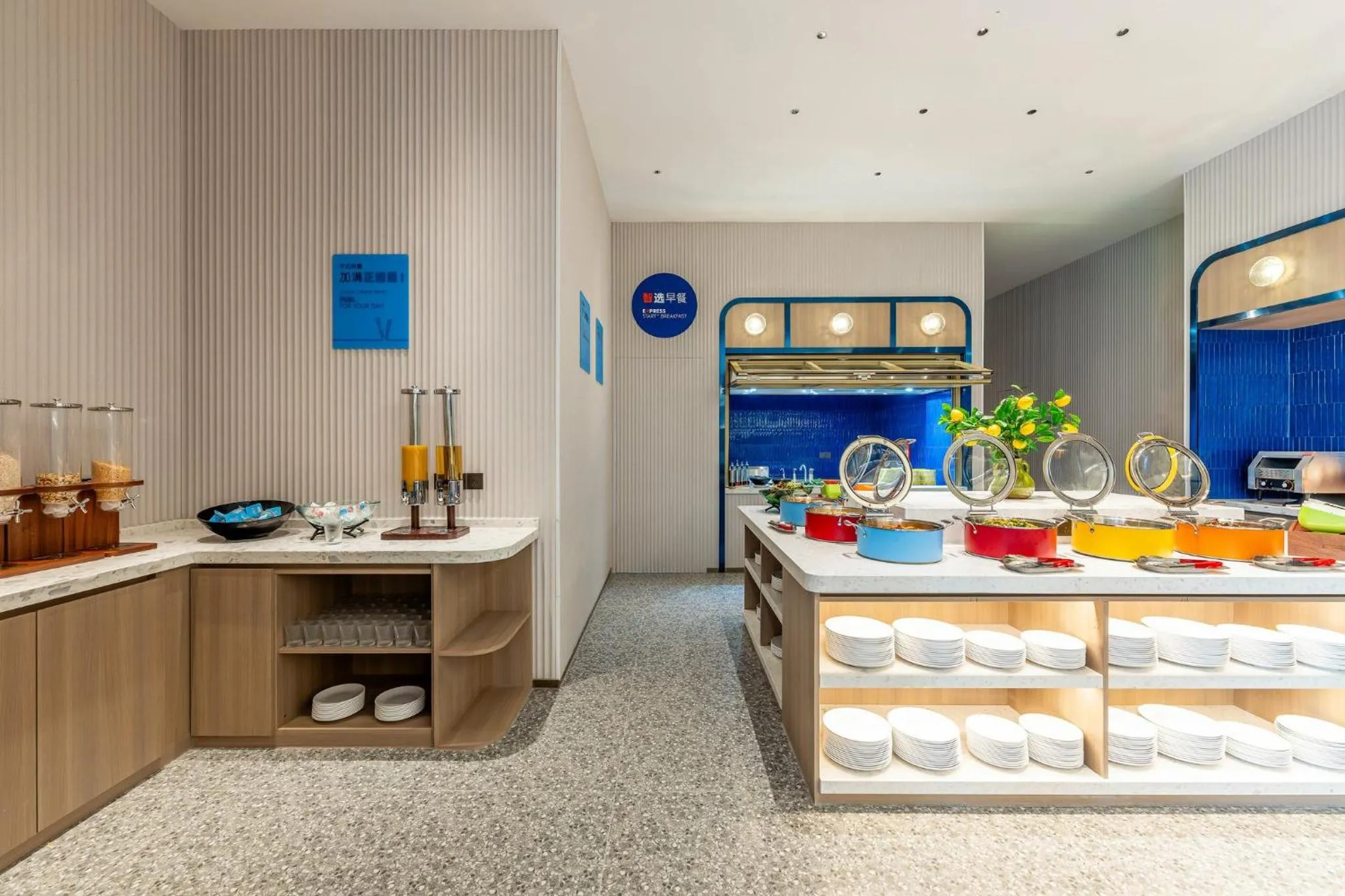 Restaurant/places to eat in Holiday Inn Express Shanghai Changyang Road by IHG