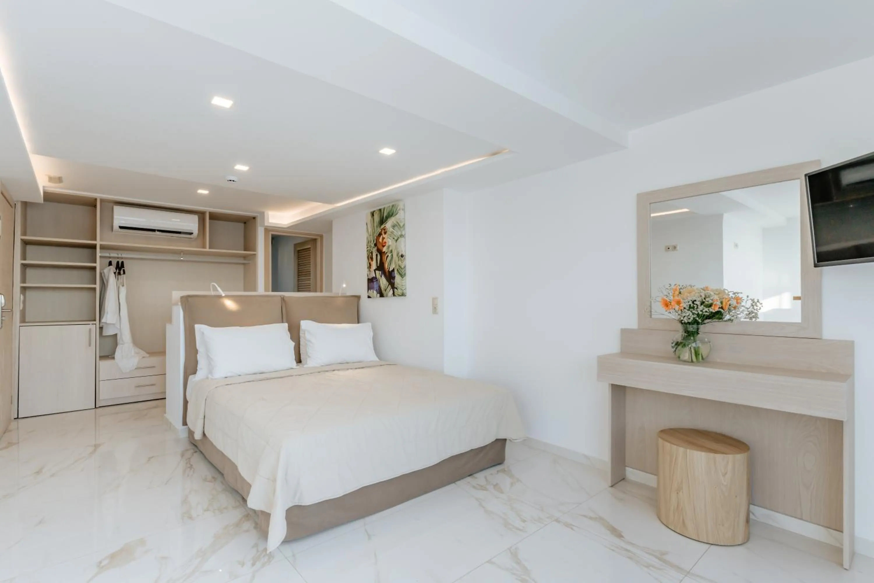 Photo of the whole room, Bed in Palm Beach Hotel Apartments