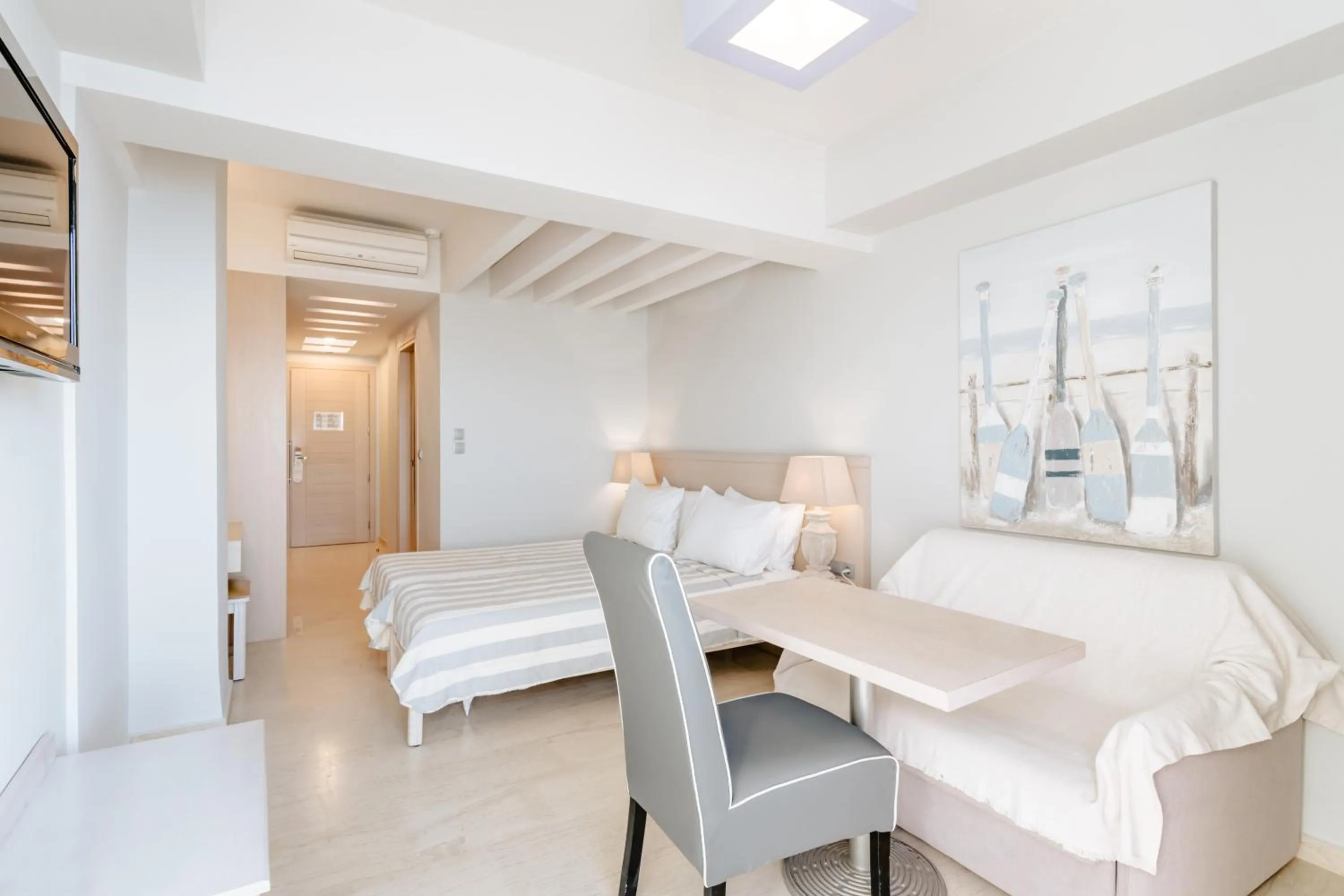 Photo of the whole room, Bed in Palm Beach Hotel Apartments