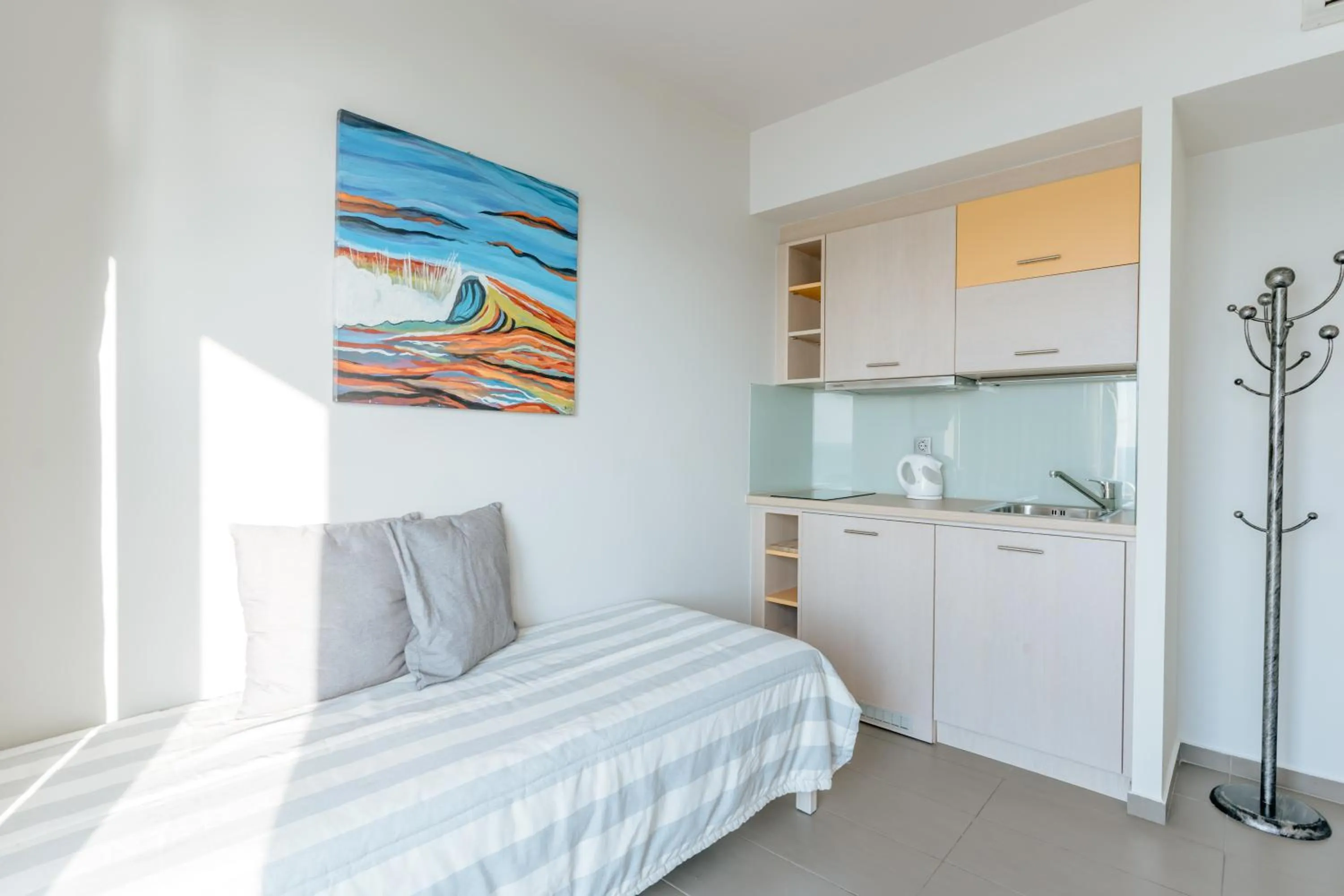 Kitchen or kitchenette, Bed in Palm Beach Hotel Apartments