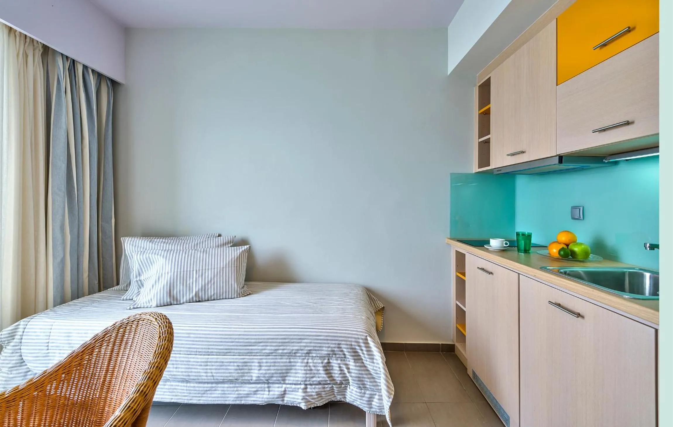 Kitchen or kitchenette, Bed in Palm Beach Hotel Apartments