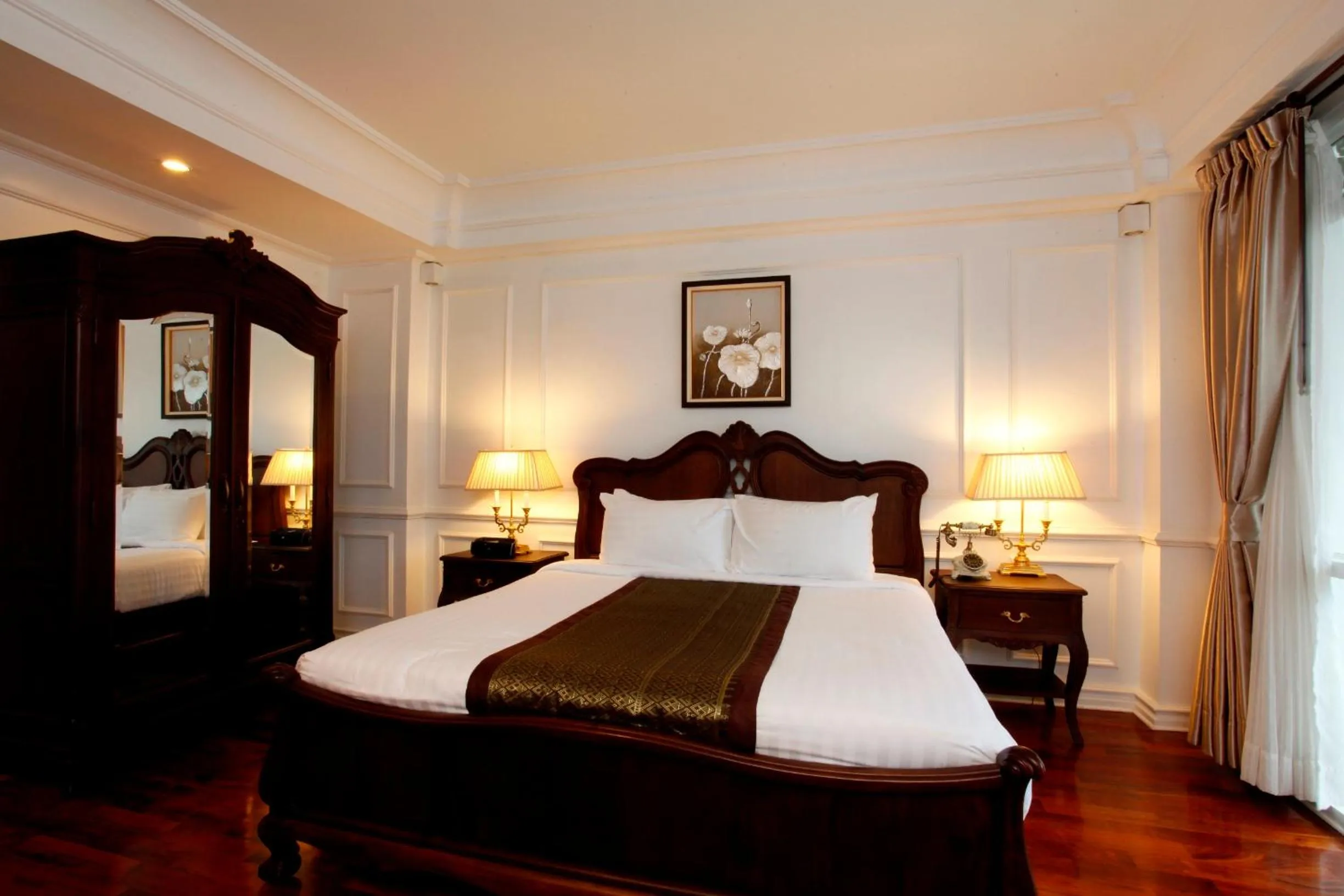 Bed in Dhavara Boutique Hotel