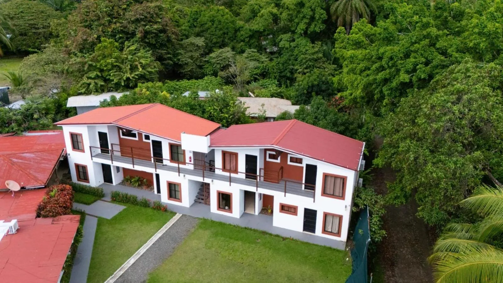 Property building in Hotel Vive Uvita