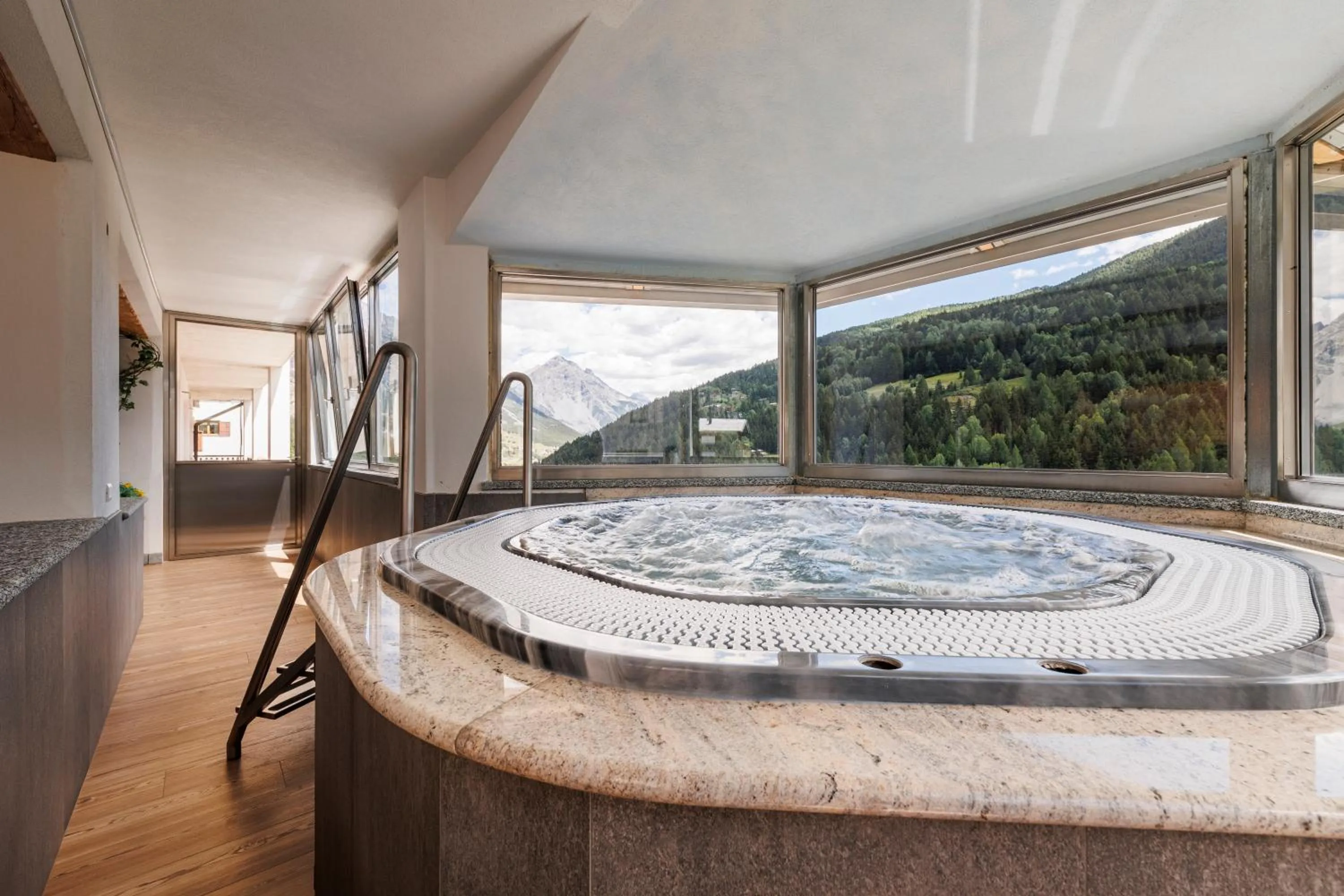 Hot Tub in Hotel Miravalle