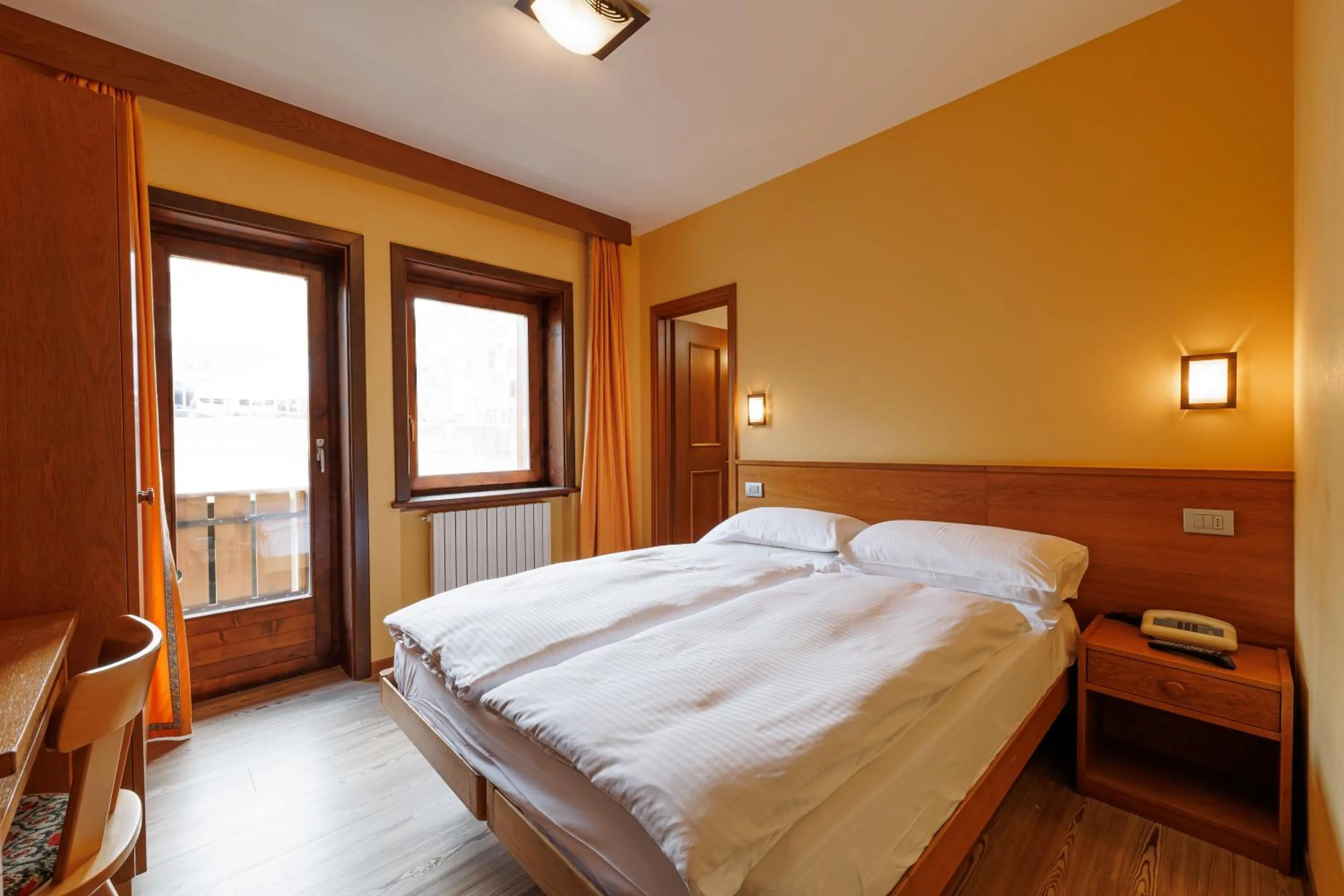 Balcony/Terrace, Bed in Hotel Miravalle