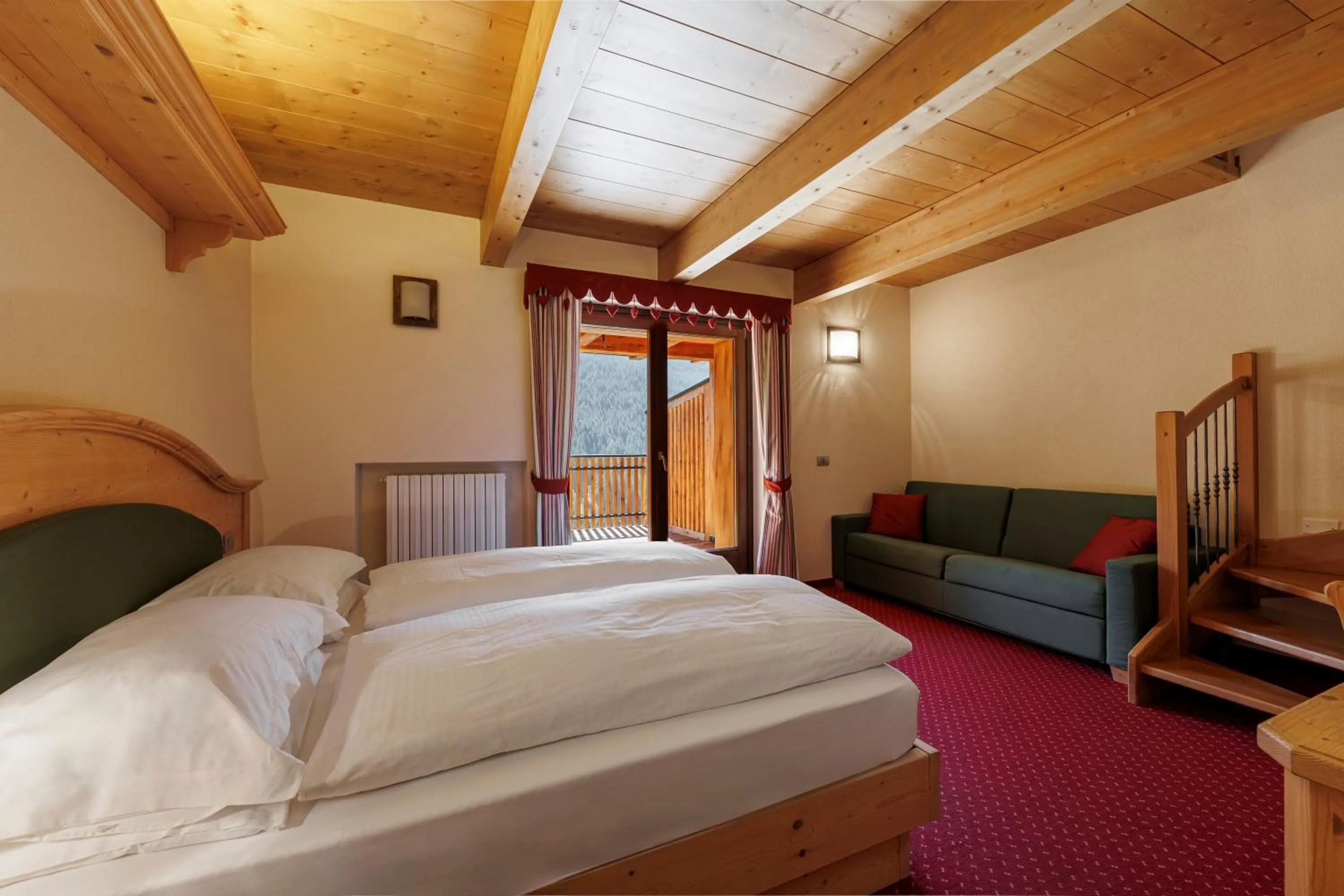 Balcony/Terrace, Bed in Hotel Miravalle