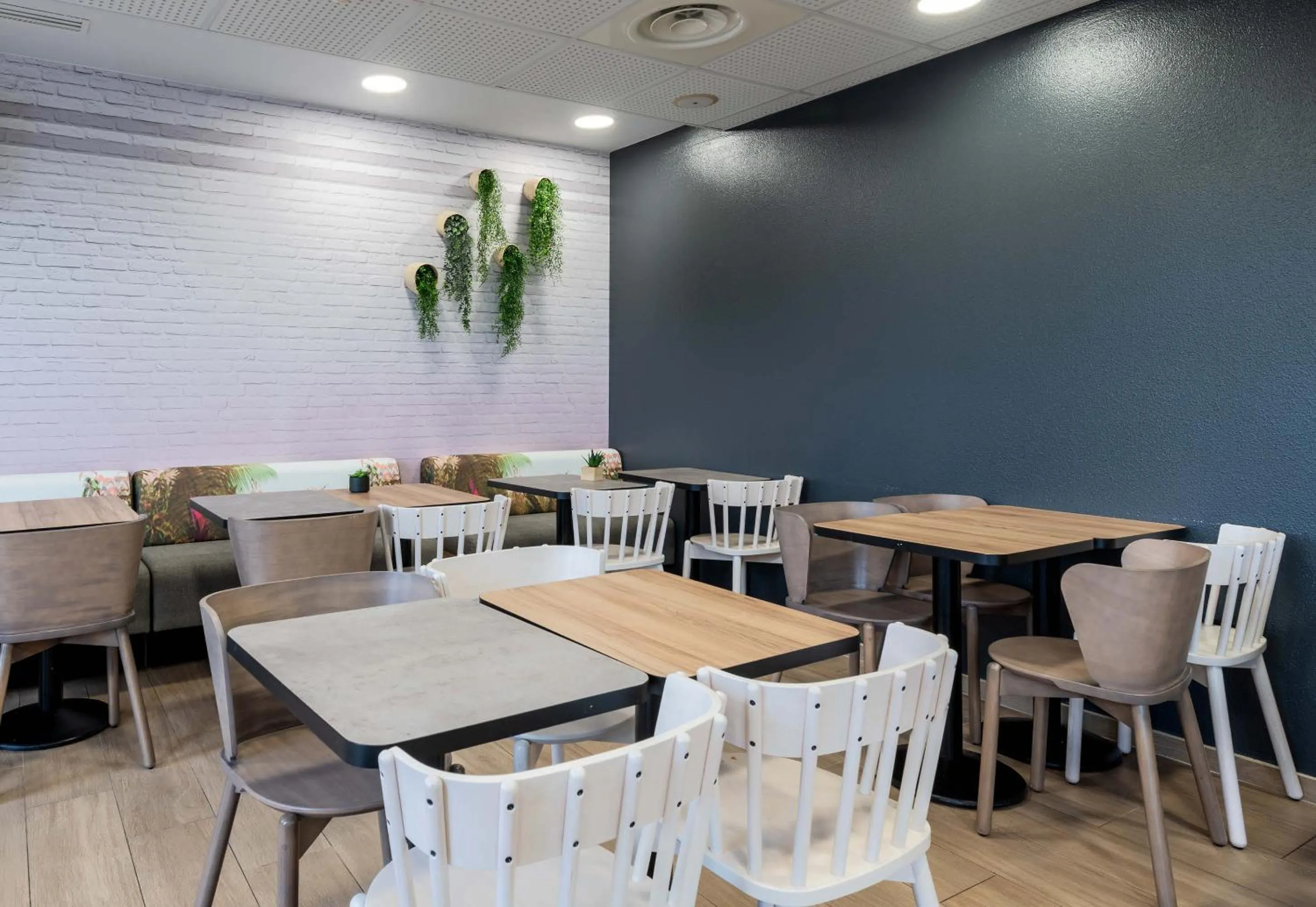 Restaurant/places to eat in B&B HOTEL Lille Grand Stade