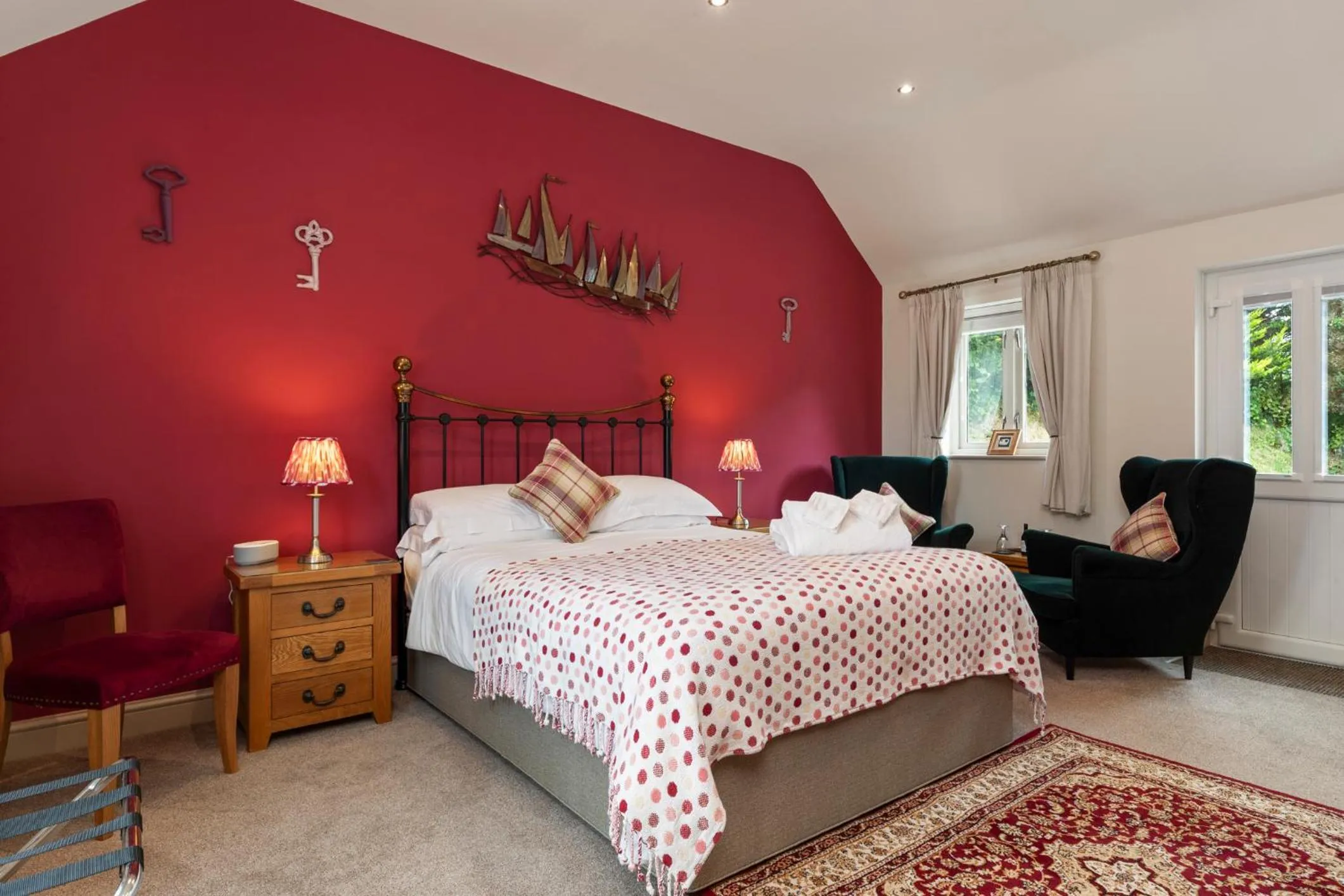 Photo of the whole room, Bed in Canaston Oaks