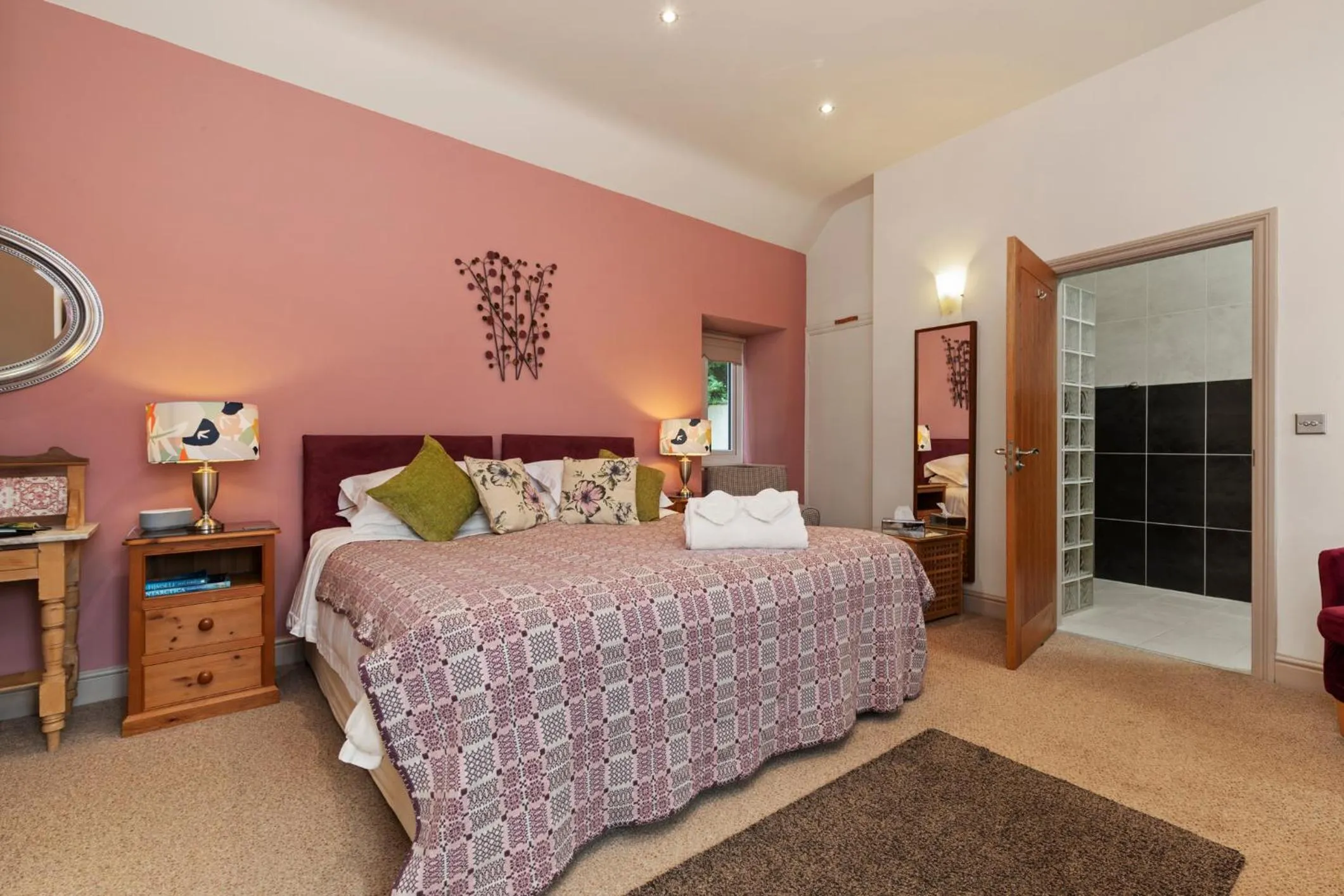 Photo of the whole room, Bed in Canaston Oaks