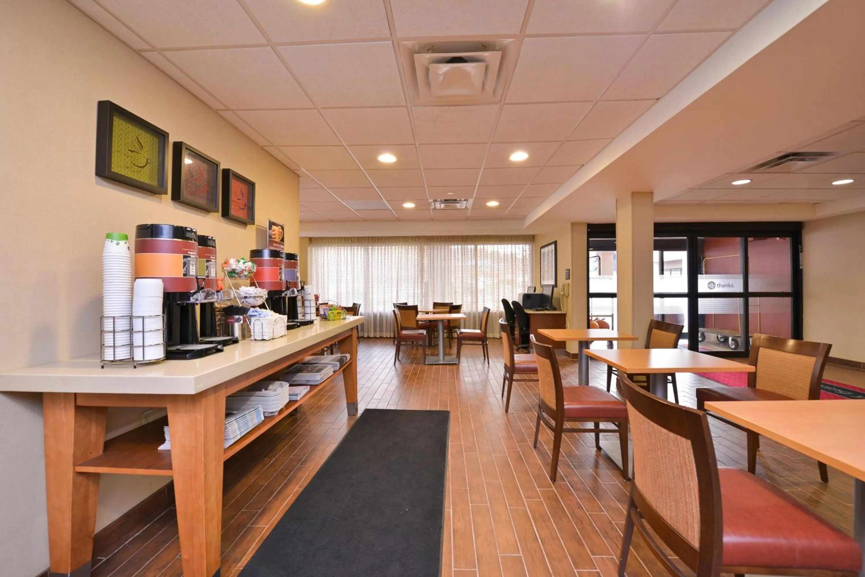 Restaurant/places to eat in McKnight Hotel