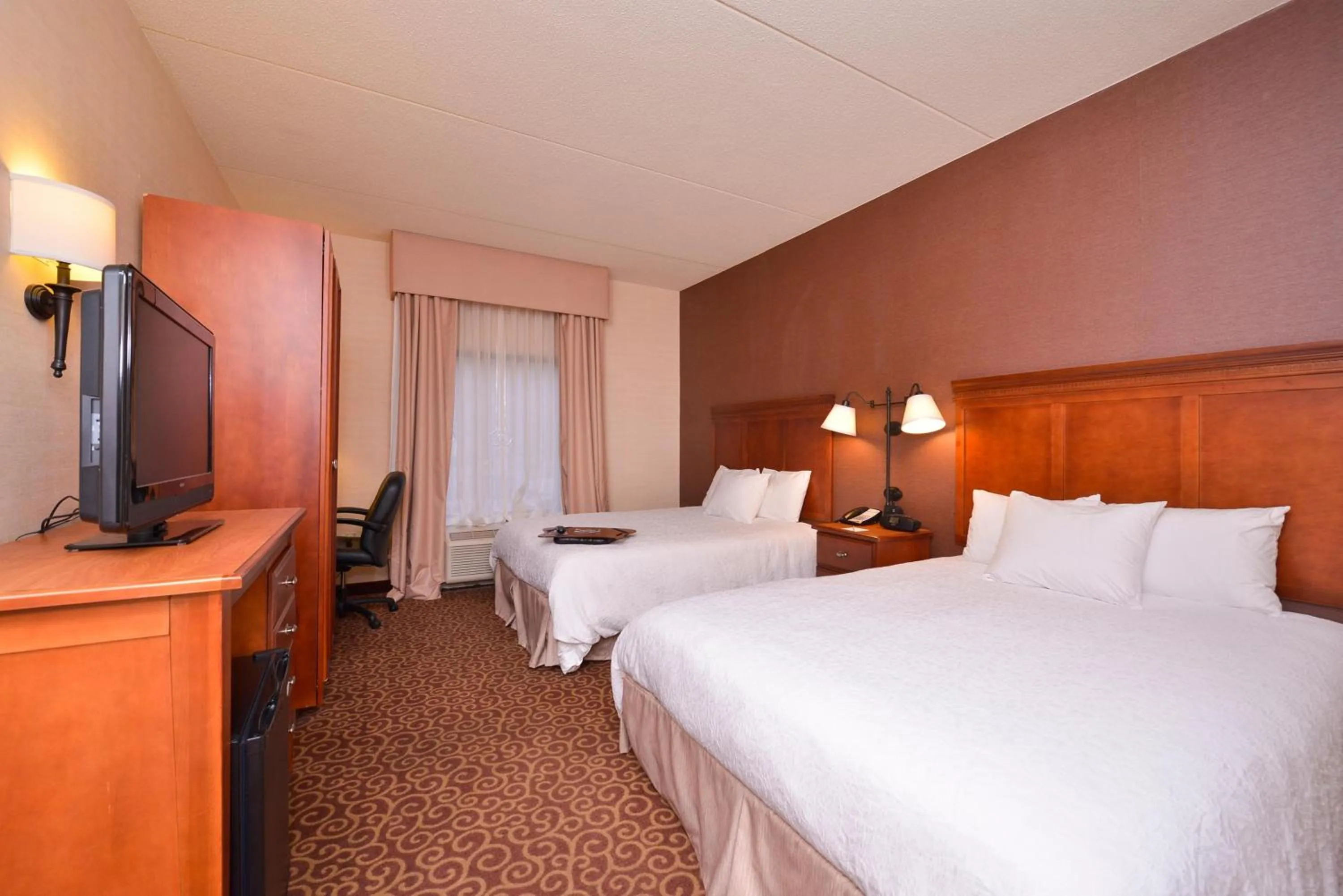 Bedroom, Bed in McKnight Hotel