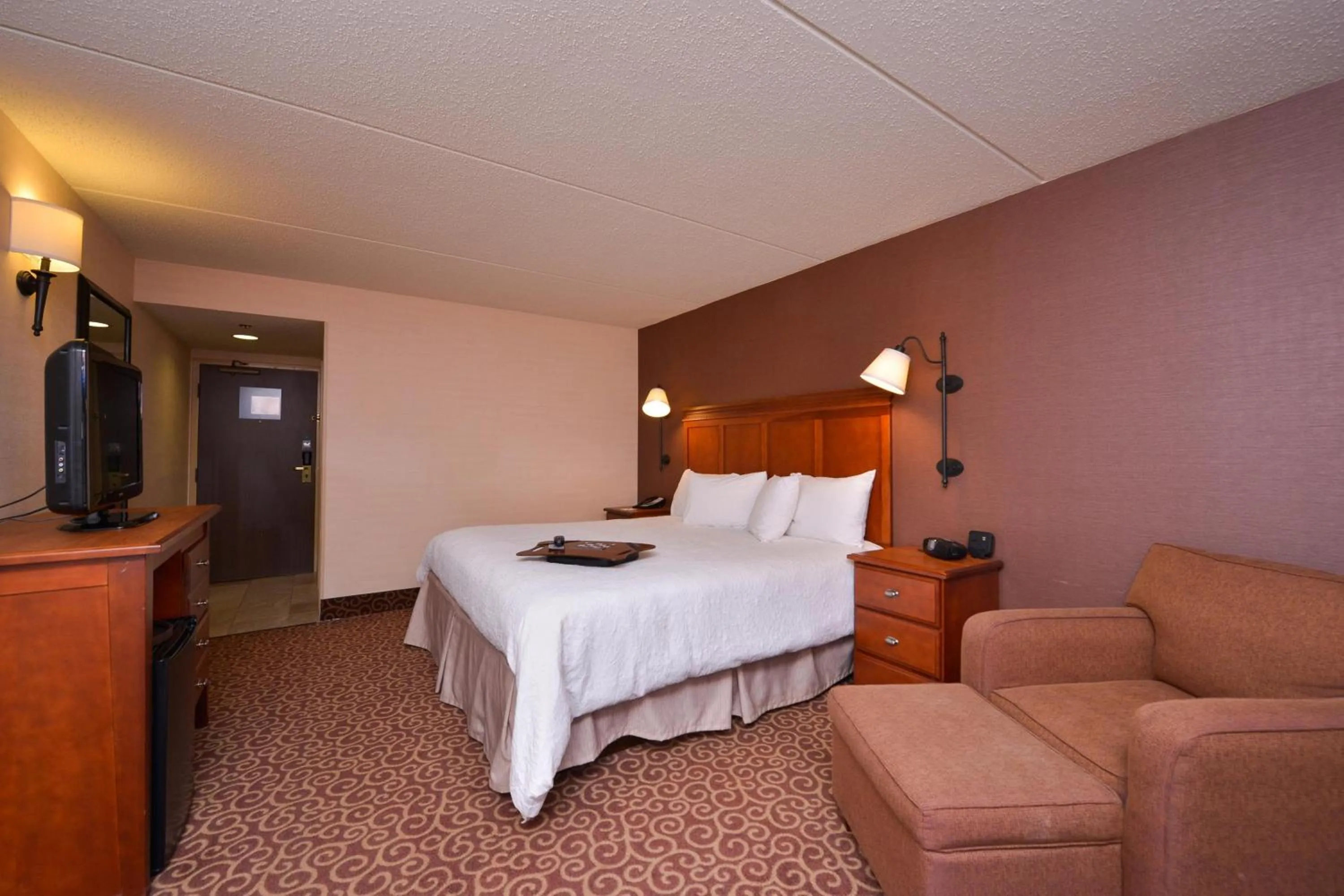 Bedroom, Bed in McKnight Hotel