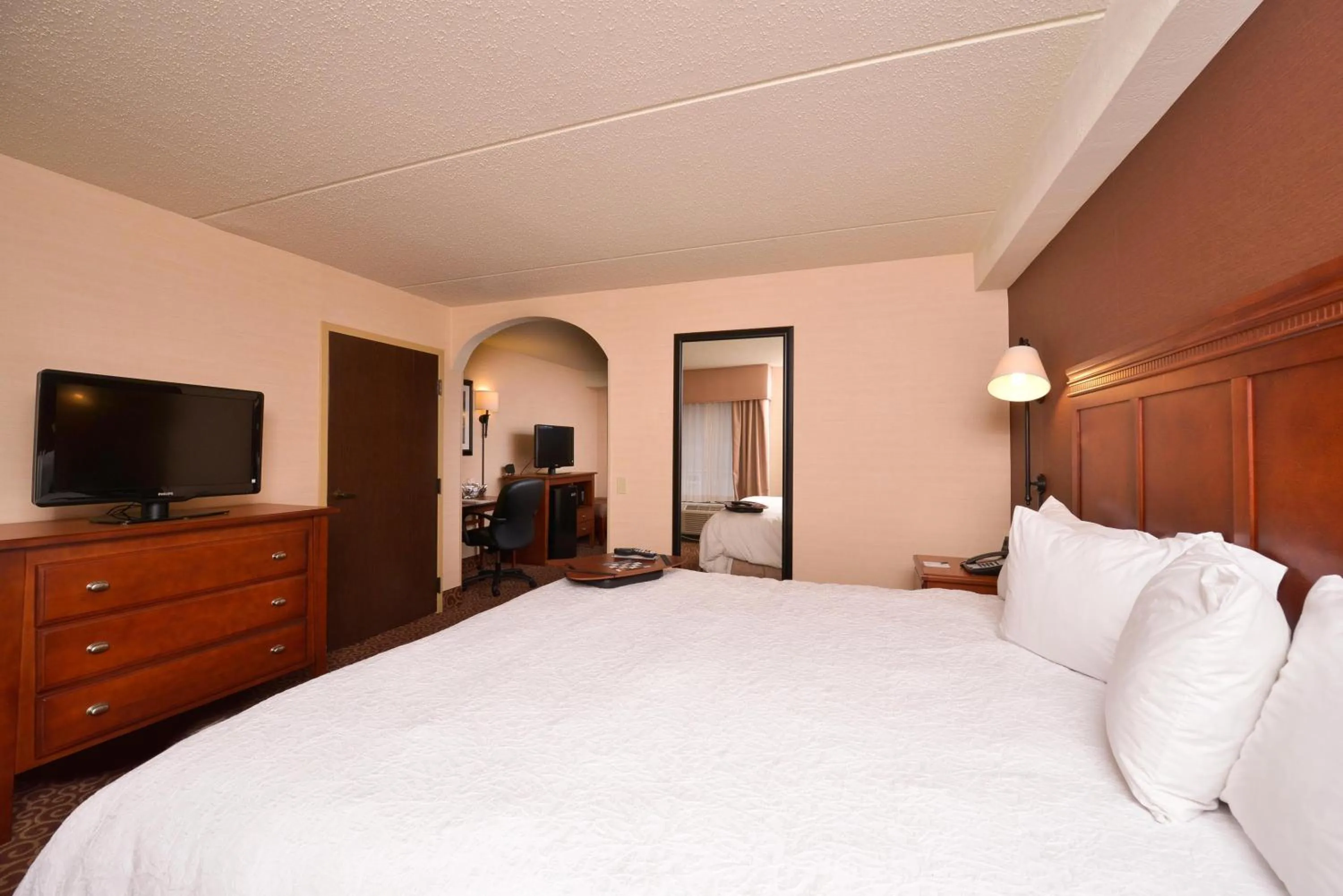 Bedroom, Bed in McKnight Hotel