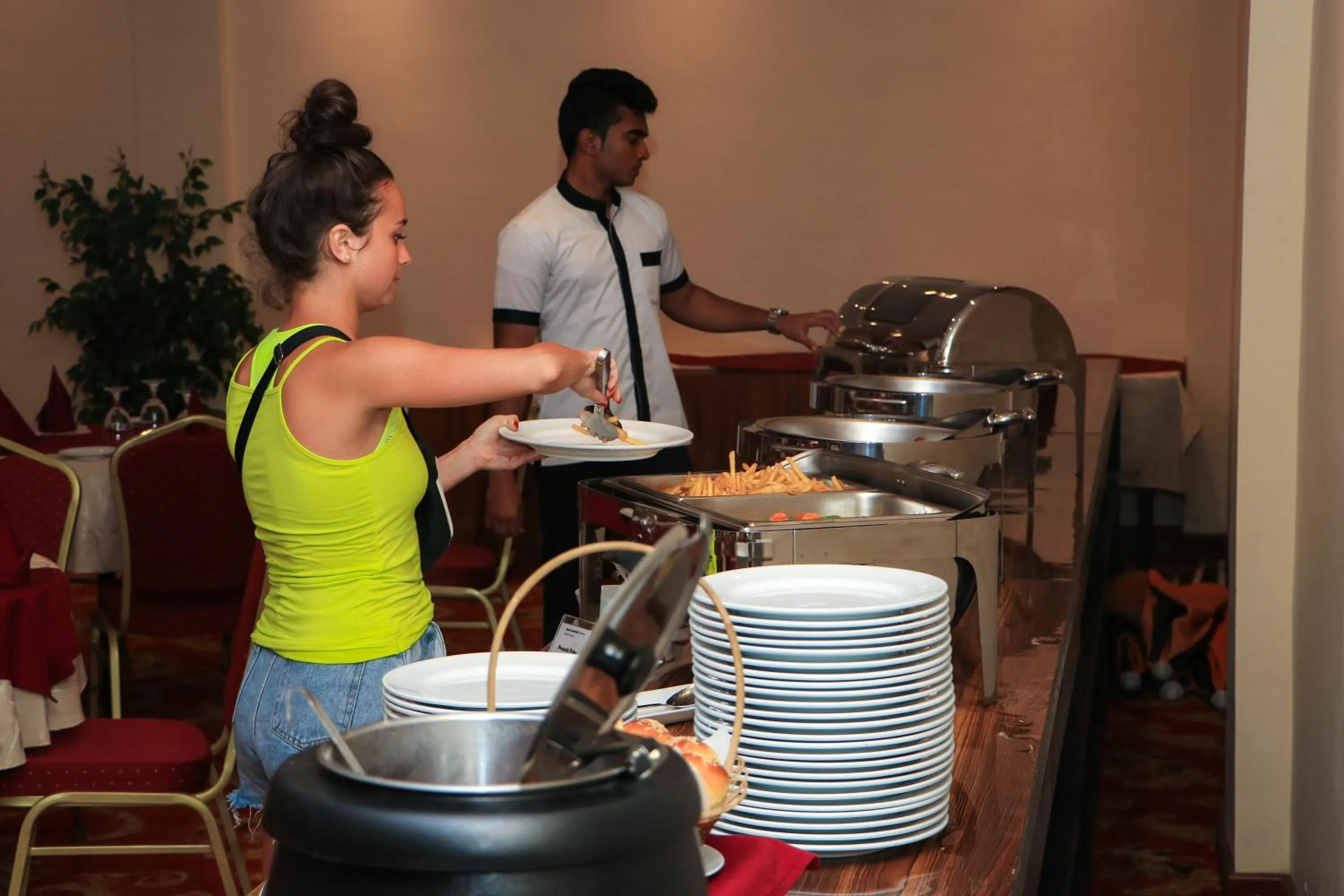 Restaurant/places to eat in Hotel Lakefield