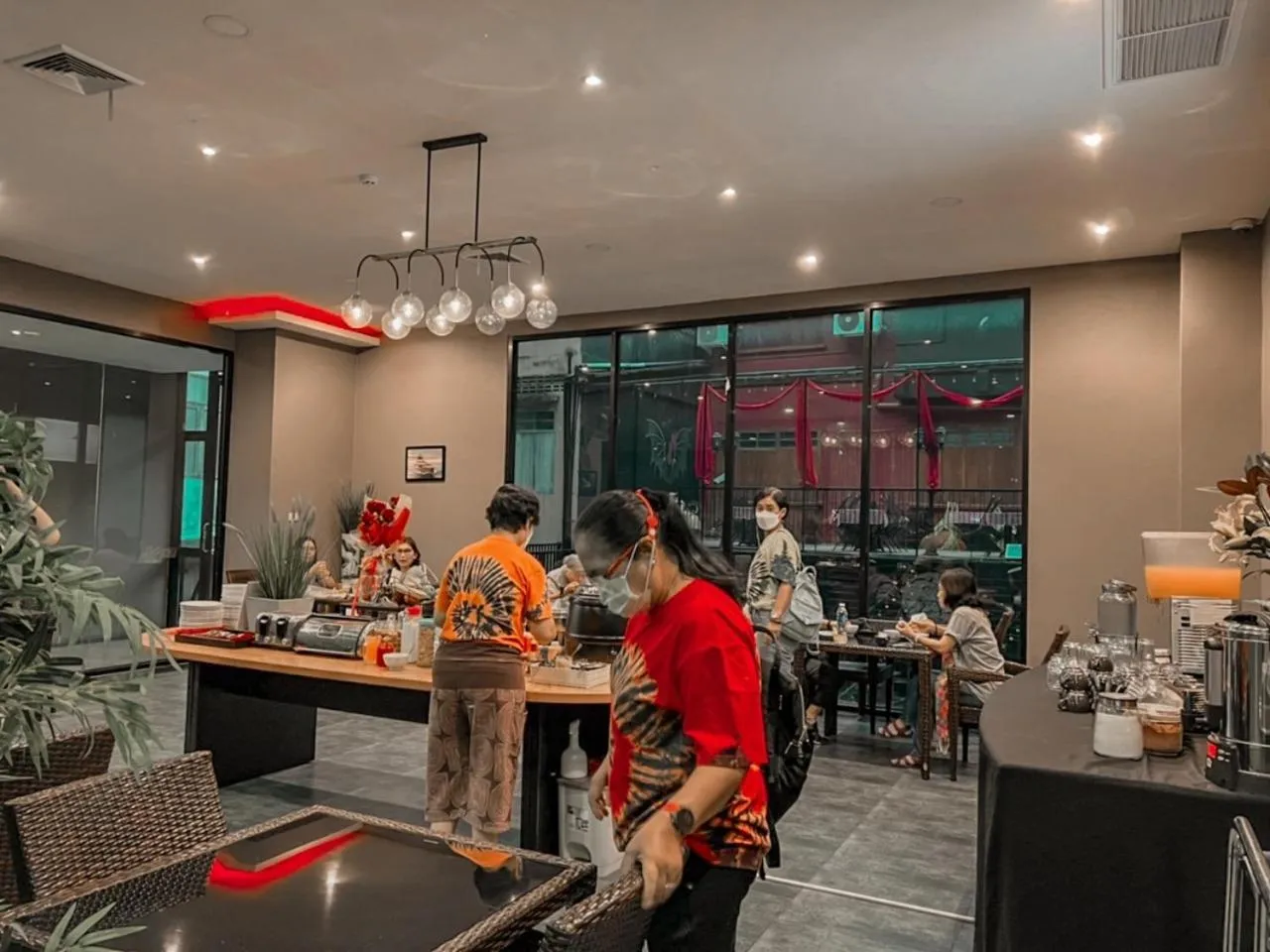 Restaurant/places to eat in The Harbour Front Hotel