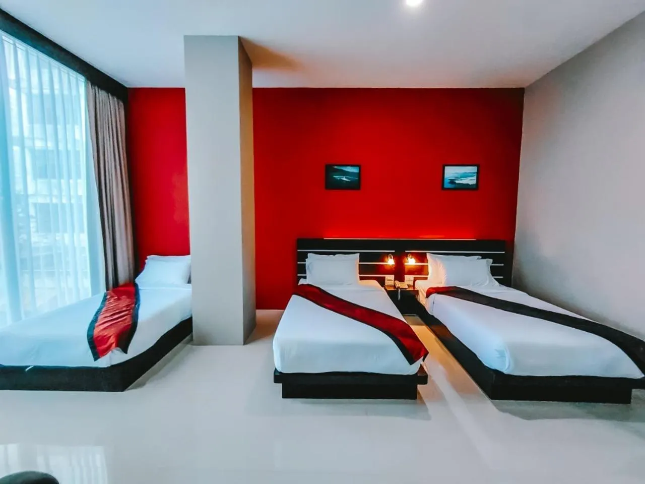 Bed in The Harbour Front Hotel