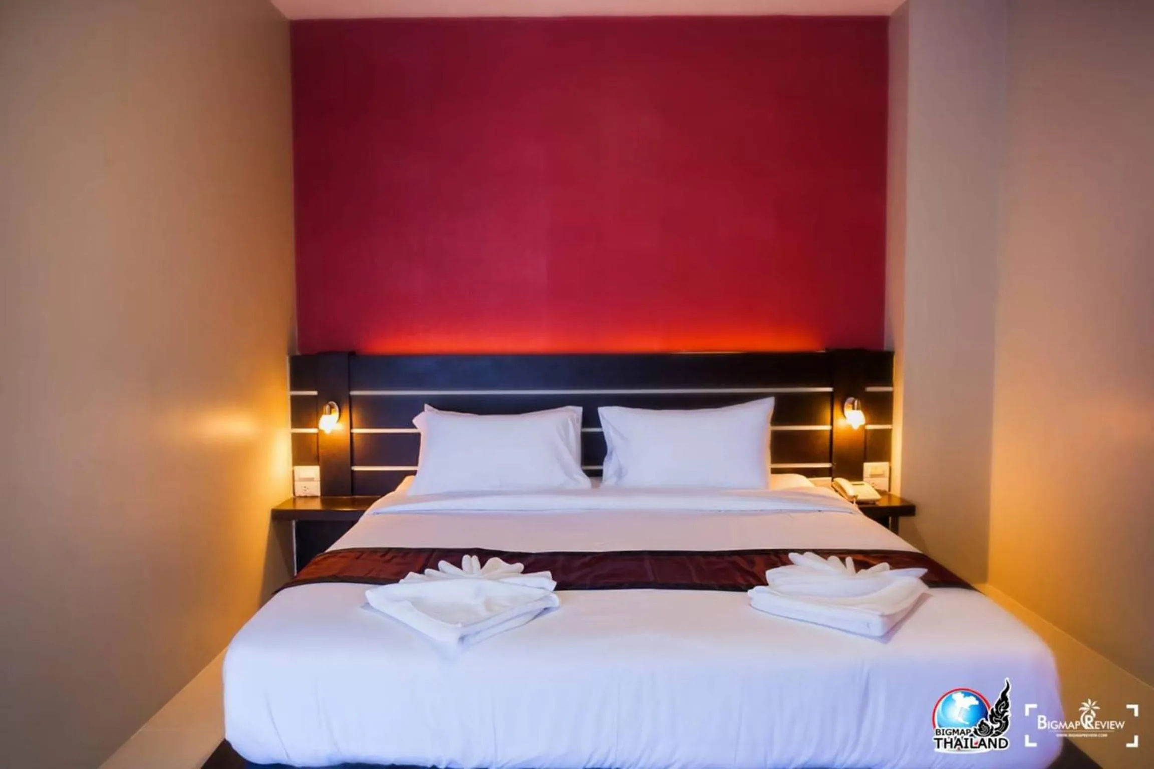 Bed in The Harbour Front Hotel