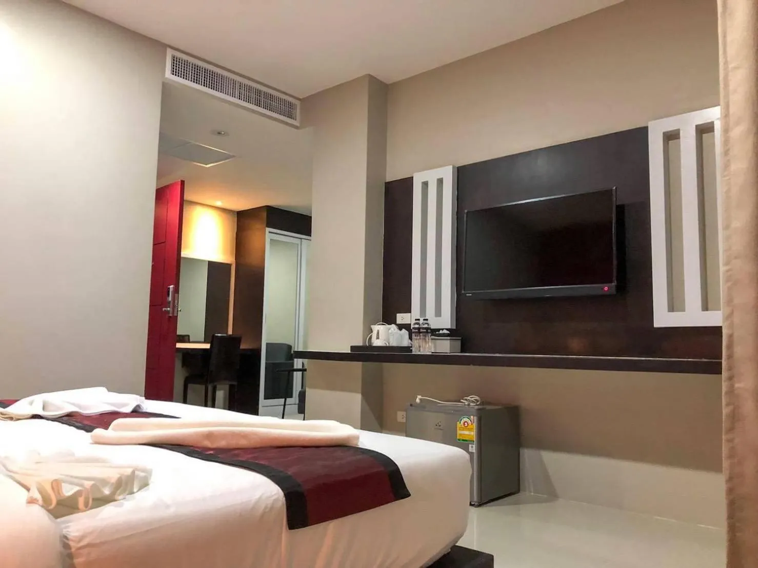 Communal lounge/ TV room, Bed in The Harbour Front Hotel