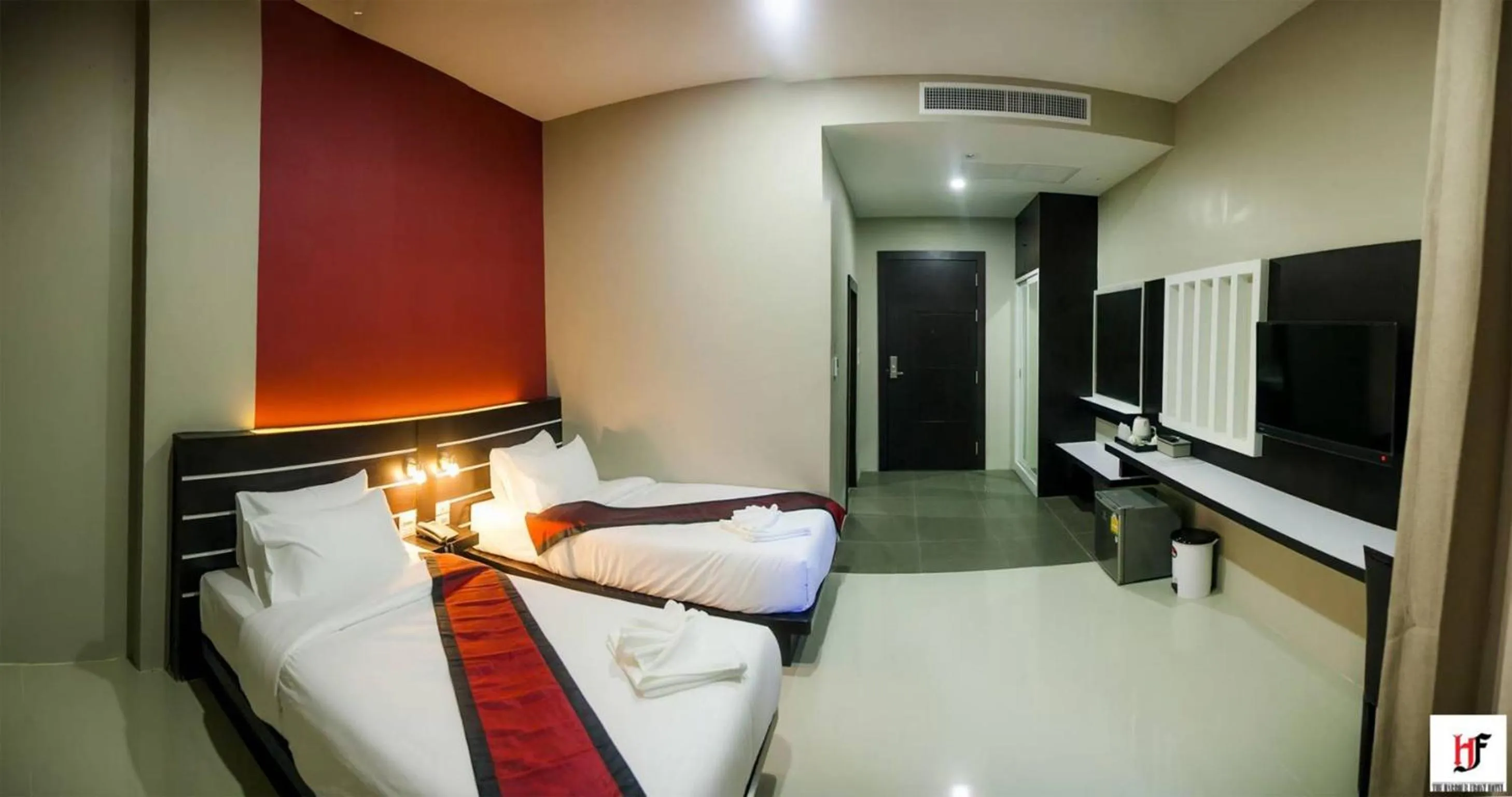 Communal lounge/ TV room, Bed in The Harbour Front Hotel