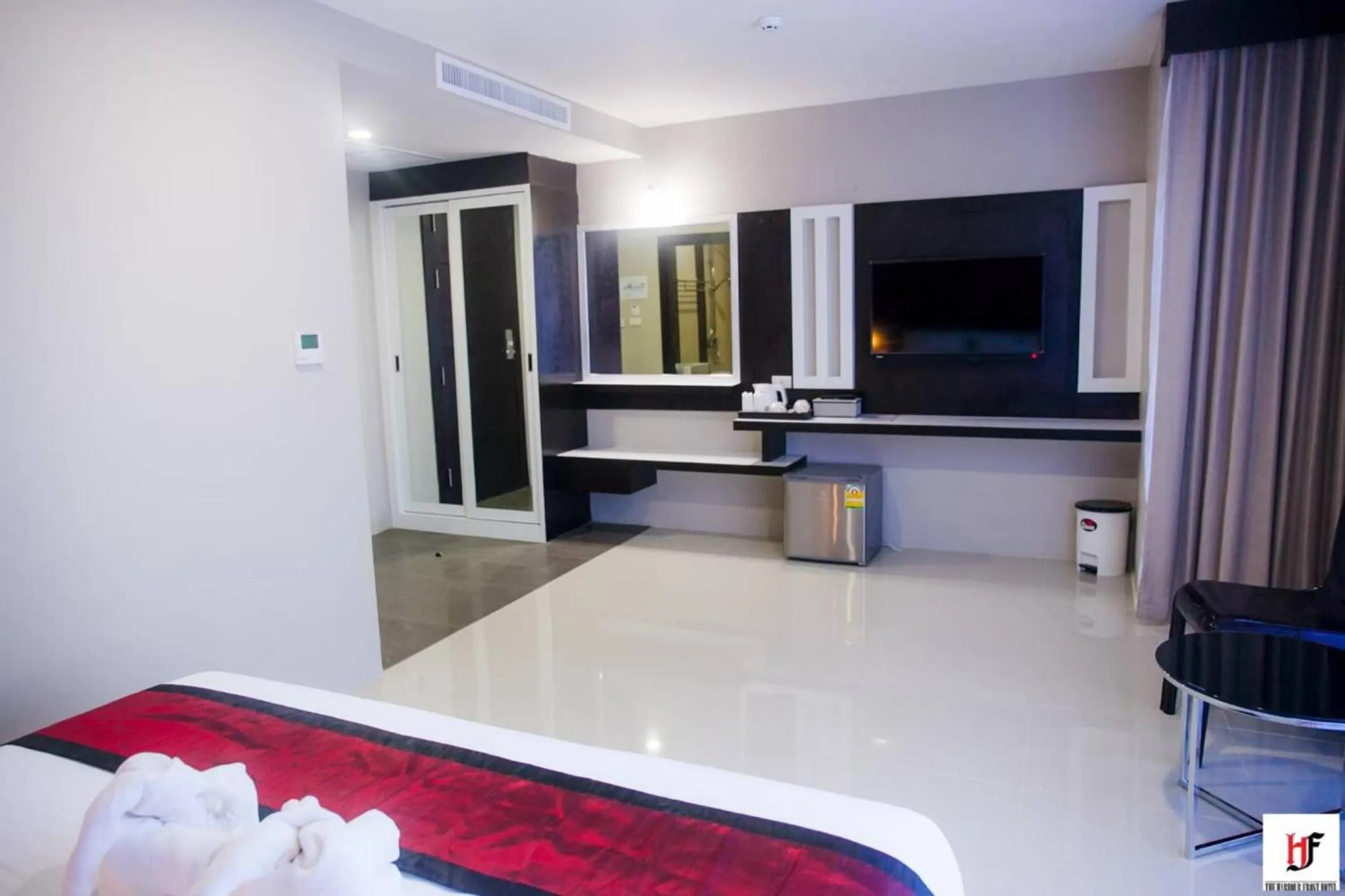 Communal lounge/ TV room, Bed in The Harbour Front Hotel