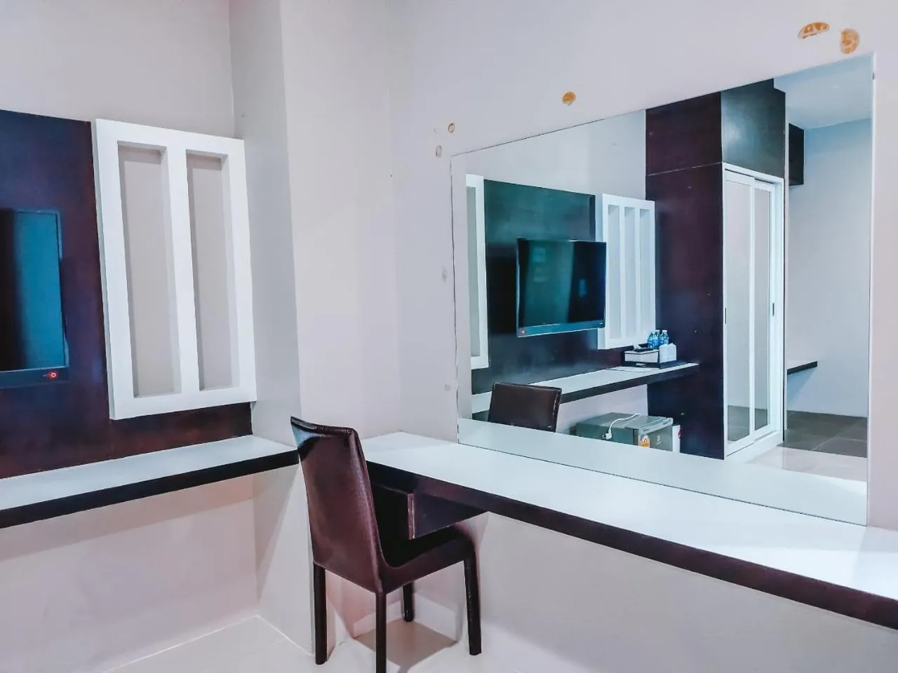 Communal lounge/ TV room in The Harbour Front Hotel