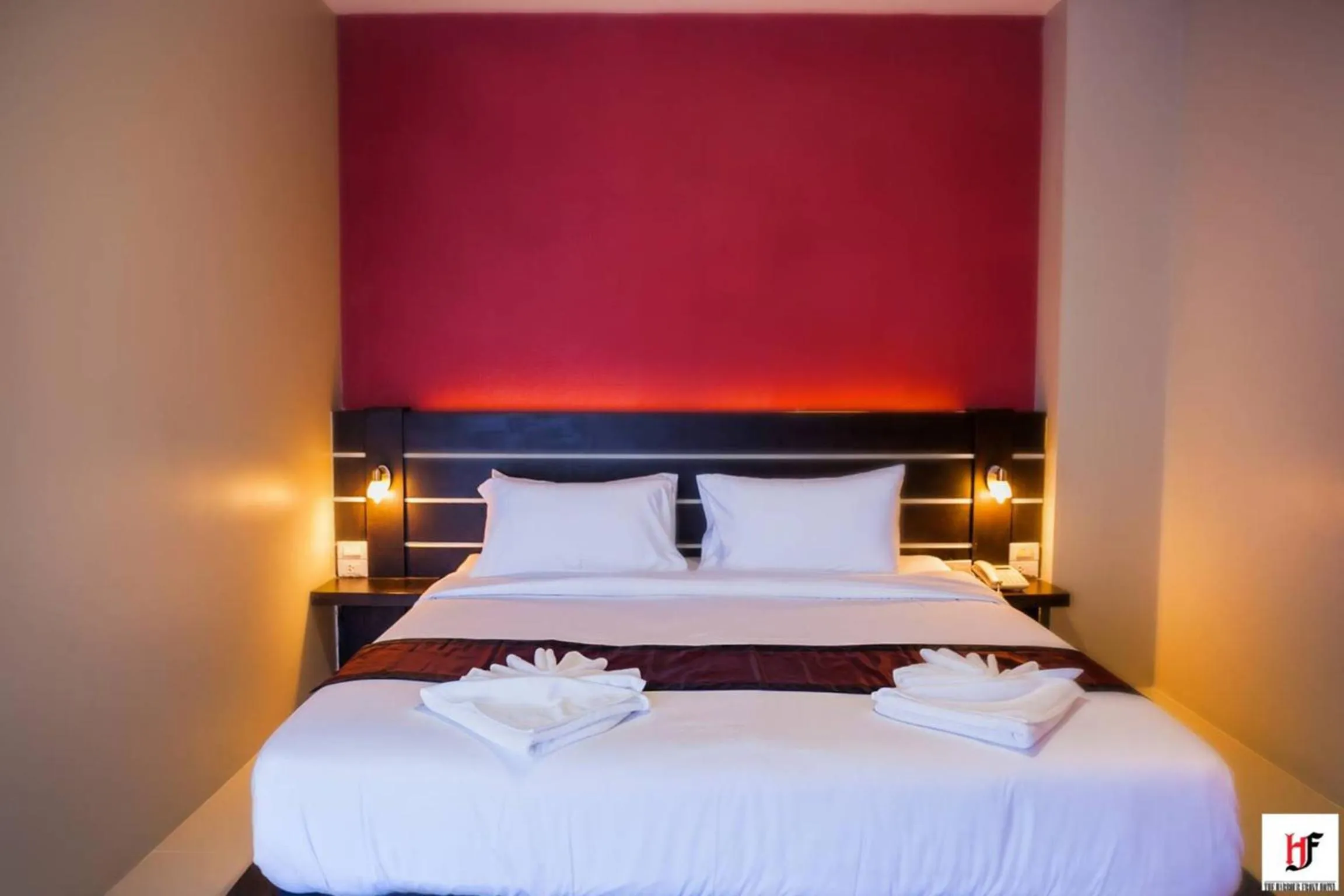 Bed in The Harbour Front Hotel