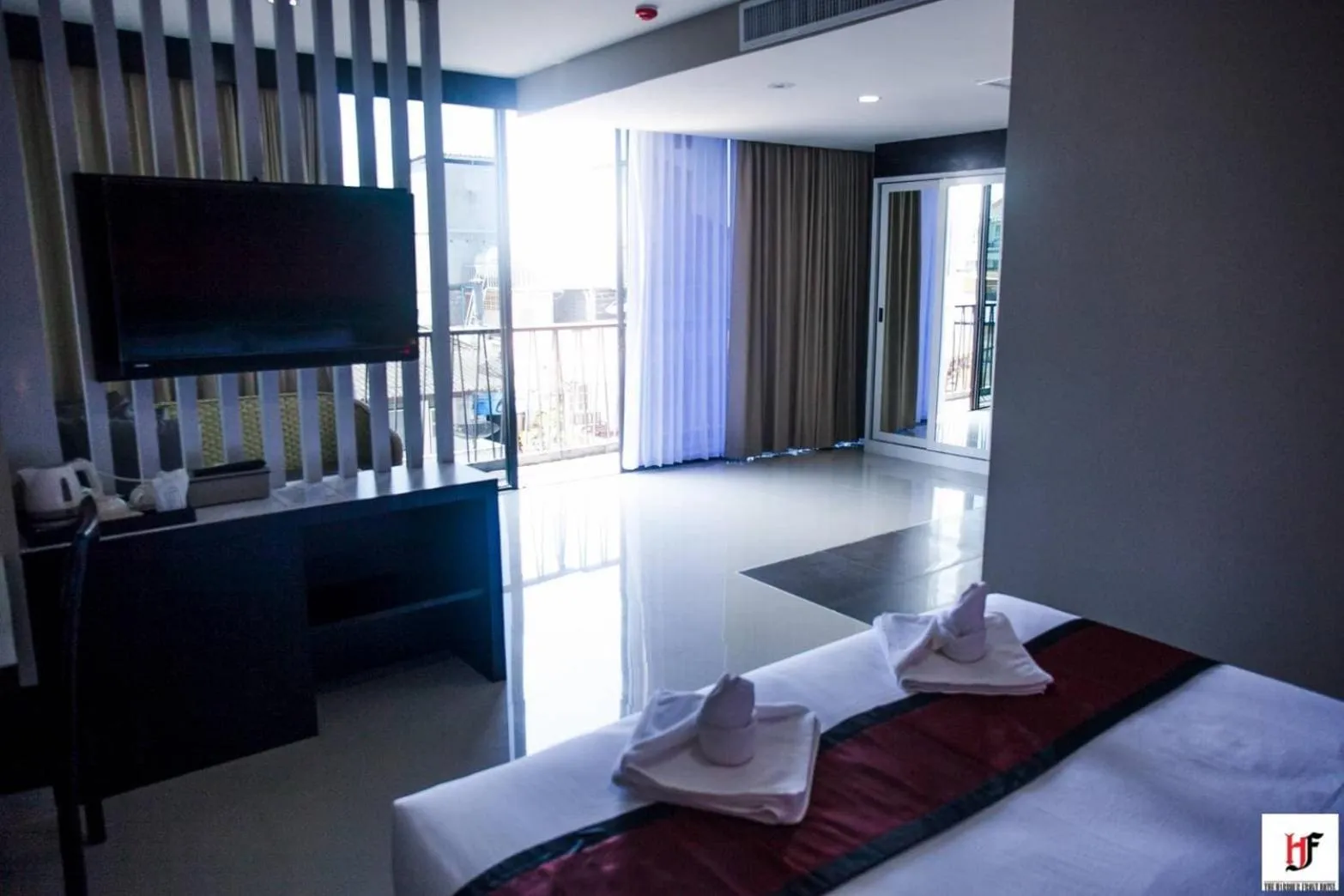 Communal lounge/ TV room, Bed in The Harbour Front Hotel