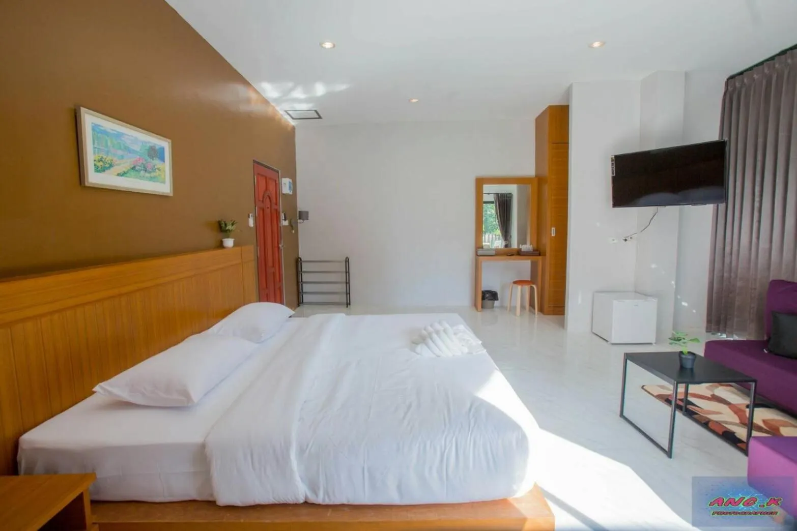 Photo of the whole room, Bed in HillSide Boutique