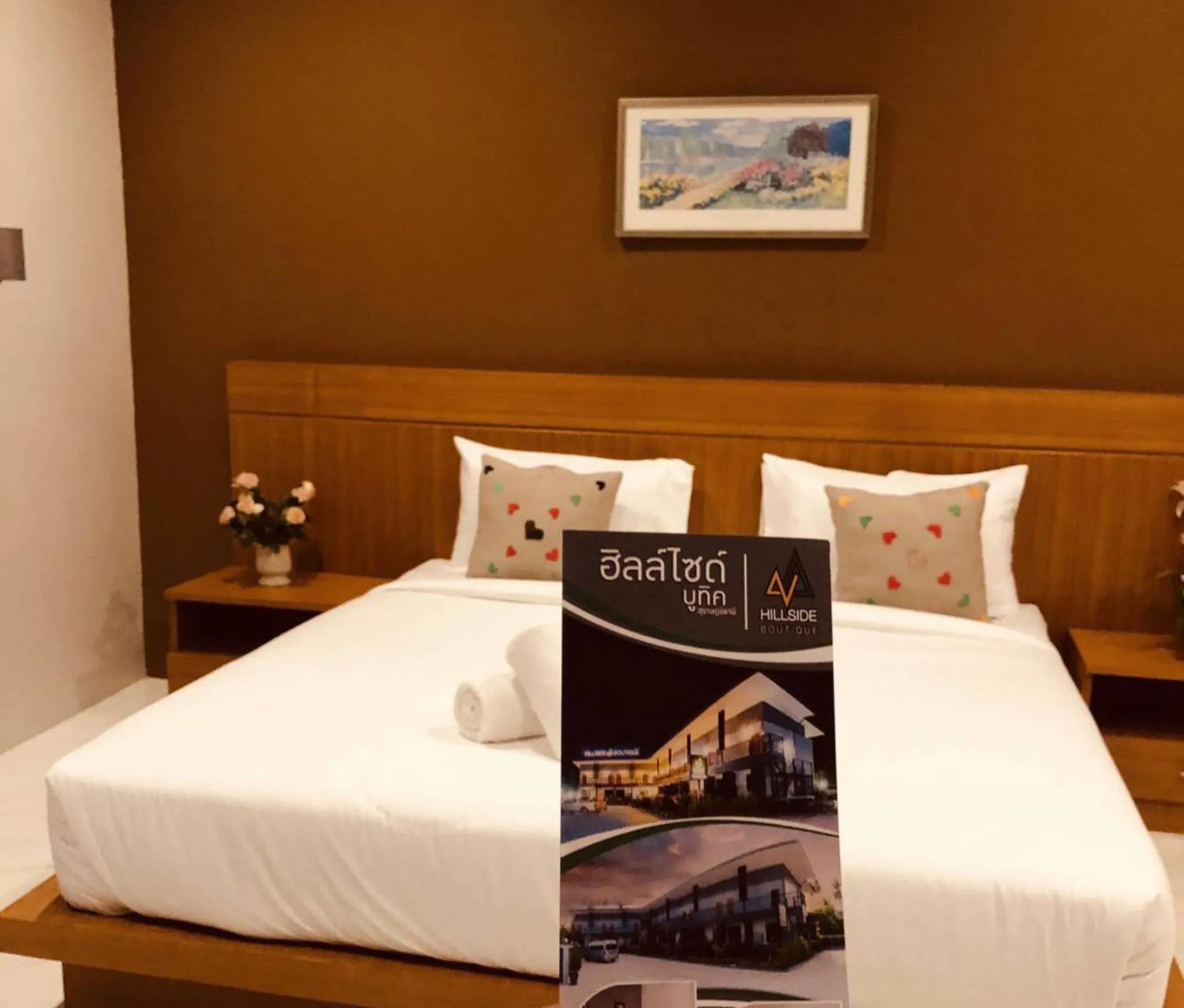 Photo of the whole room, Bed in HillSide Boutique