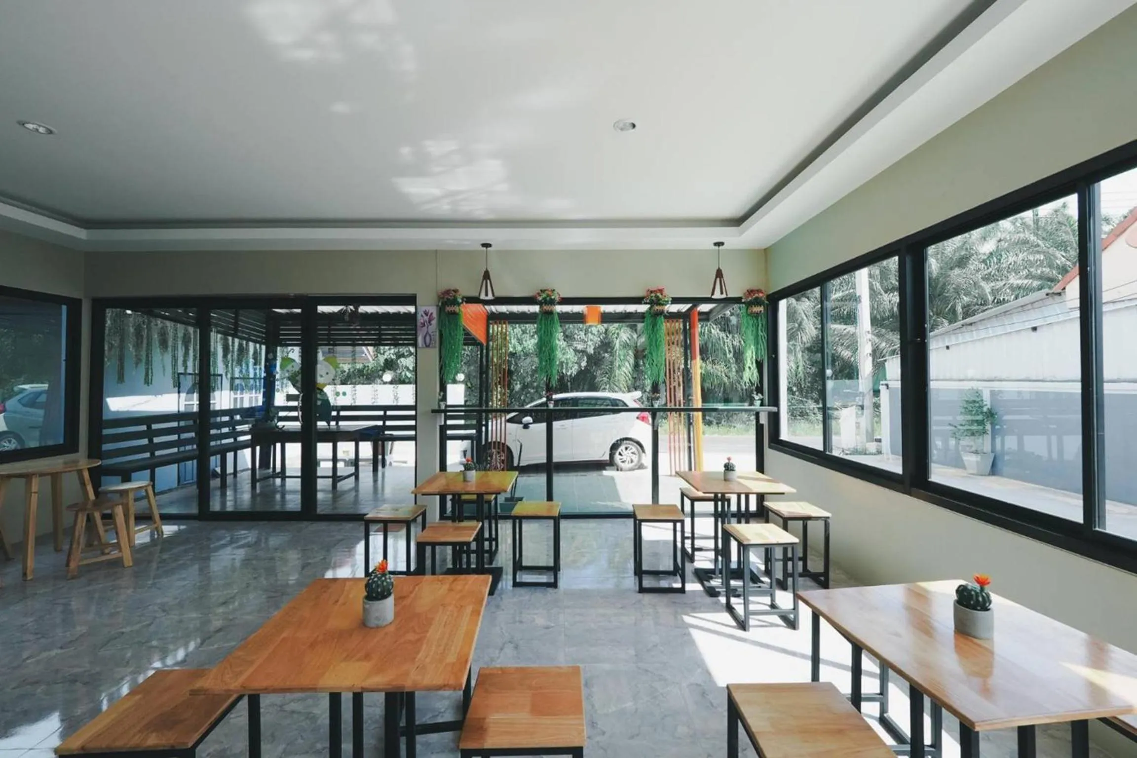 Restaurant/places to eat in HillSide Boutique