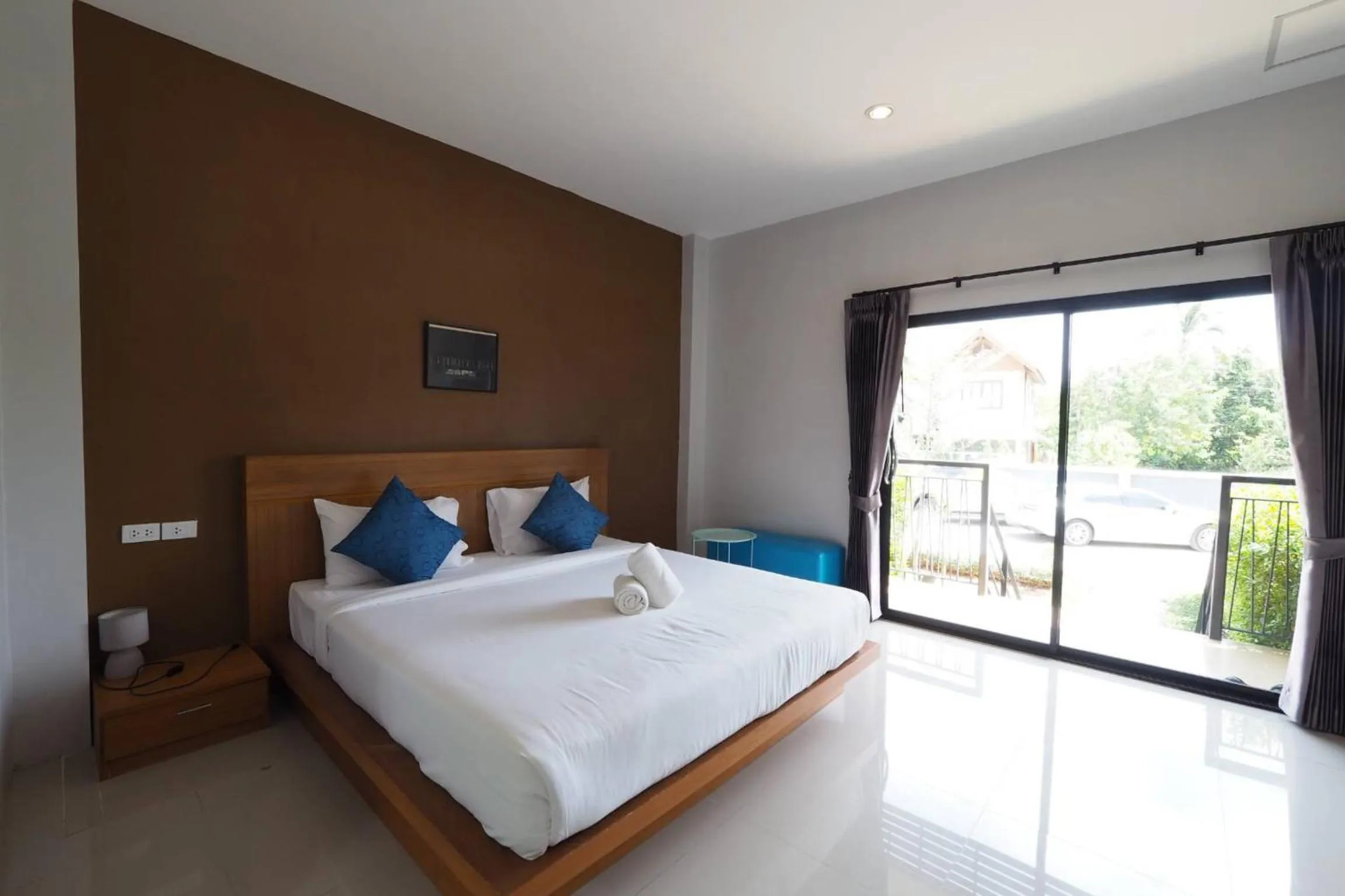 Photo of the whole room, Bed in HillSide Boutique