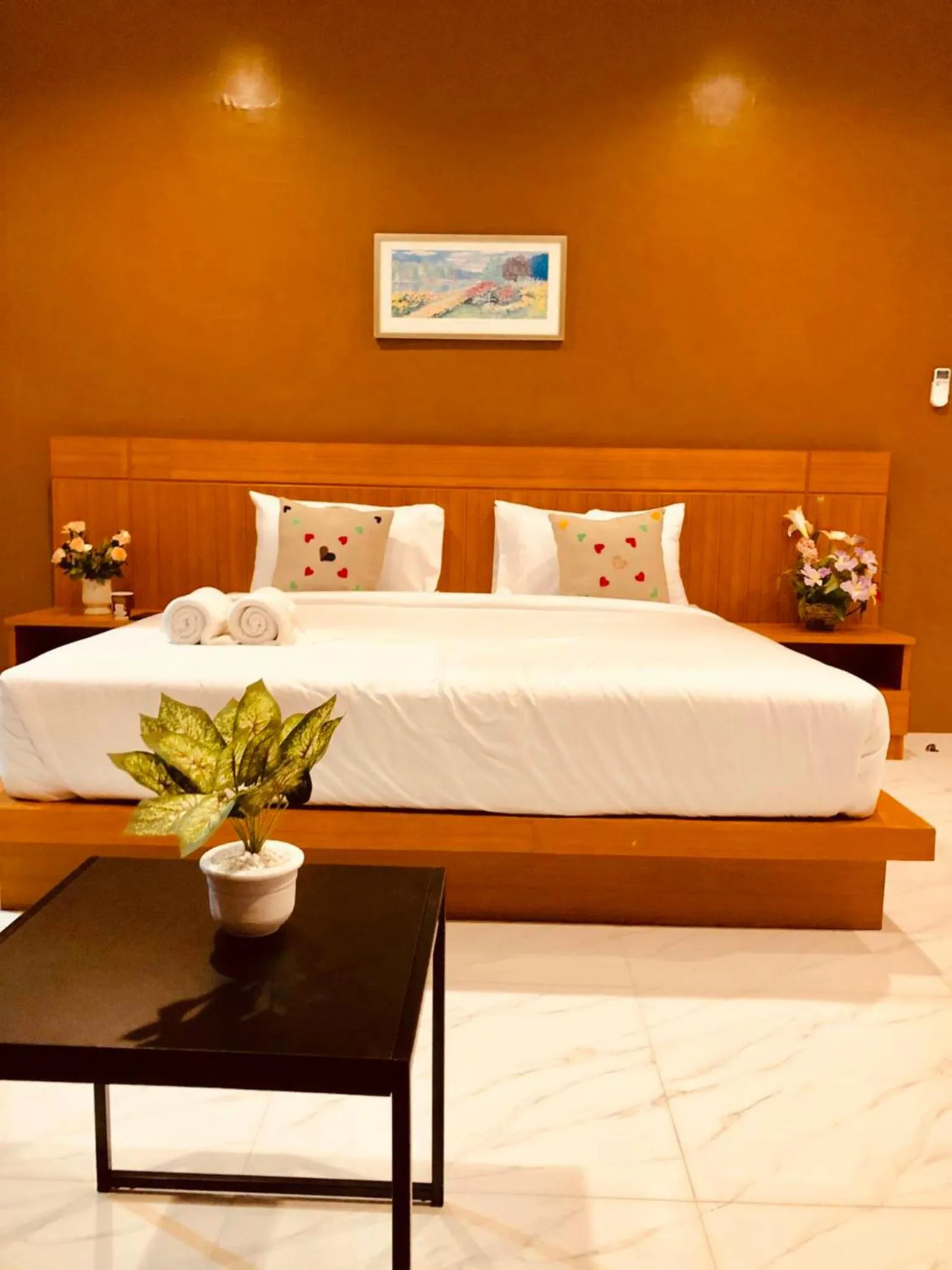 Photo of the whole room, Bed in HillSide Boutique