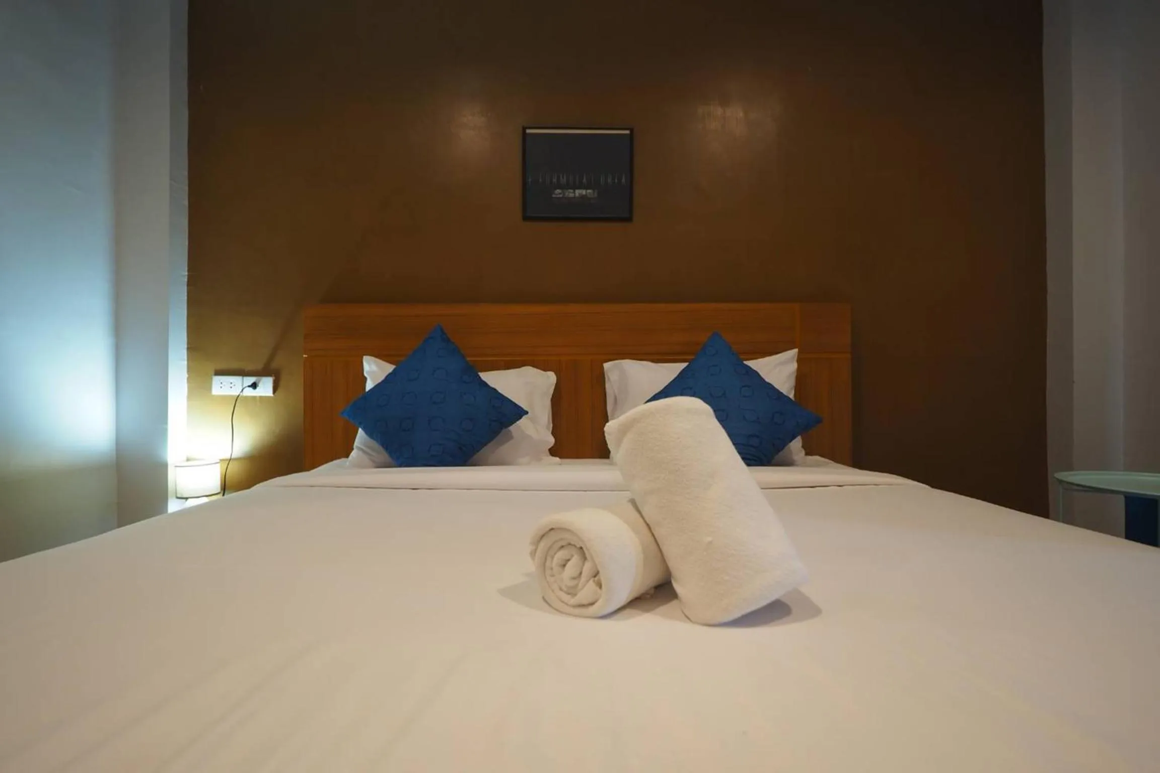 Photo of the whole room, Bed in HillSide Boutique