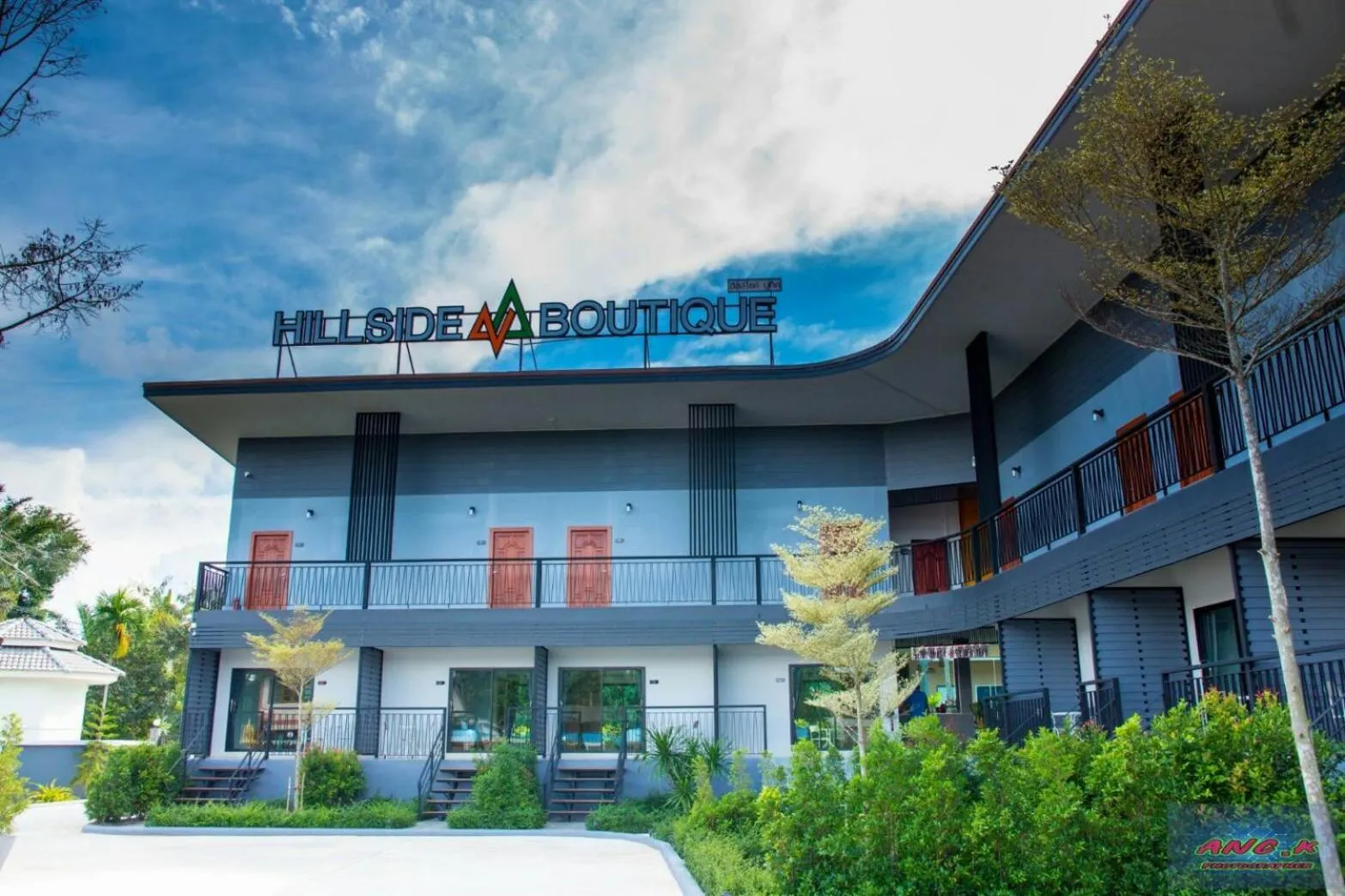 Facade/entrance in HillSide Boutique