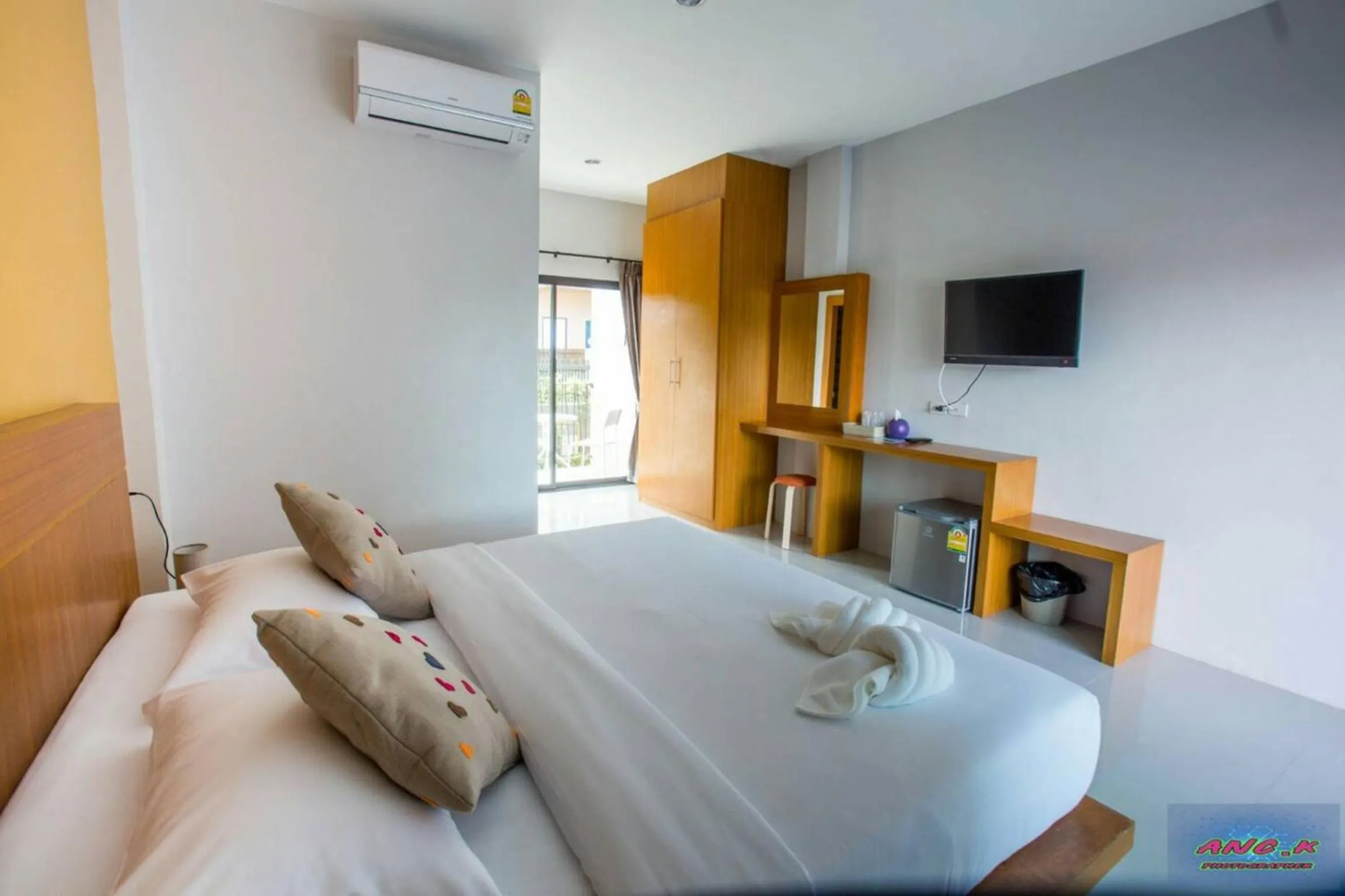 Photo of the whole room, Bed in HillSide Boutique