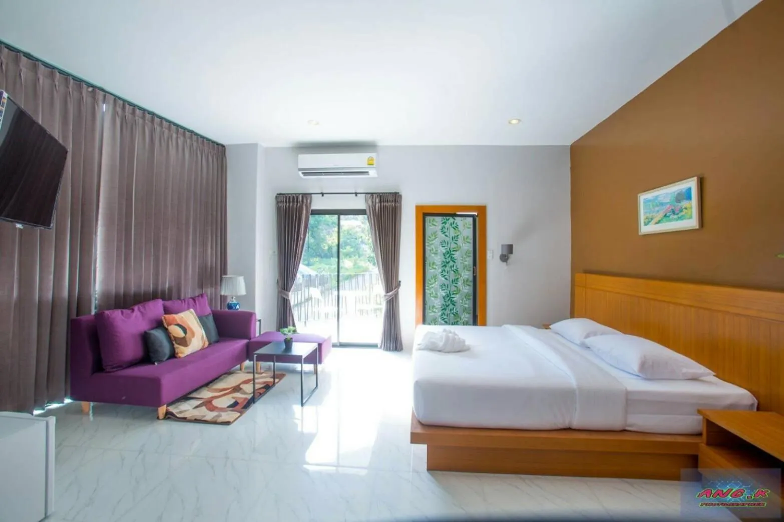 Photo of the whole room, Bed in HillSide Boutique