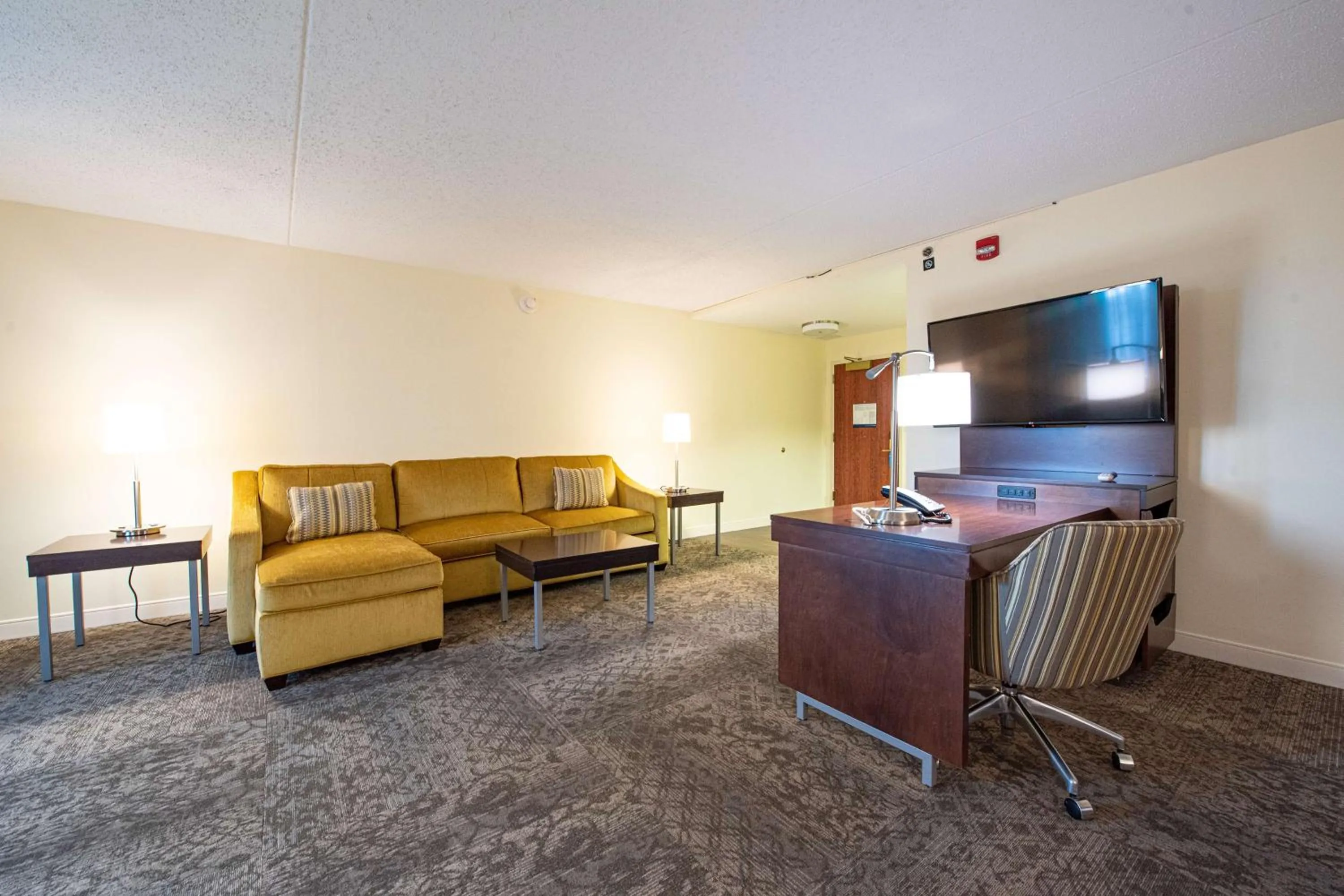 Living room in Hampton Inn & Suites By Hilton - Rockville Centre