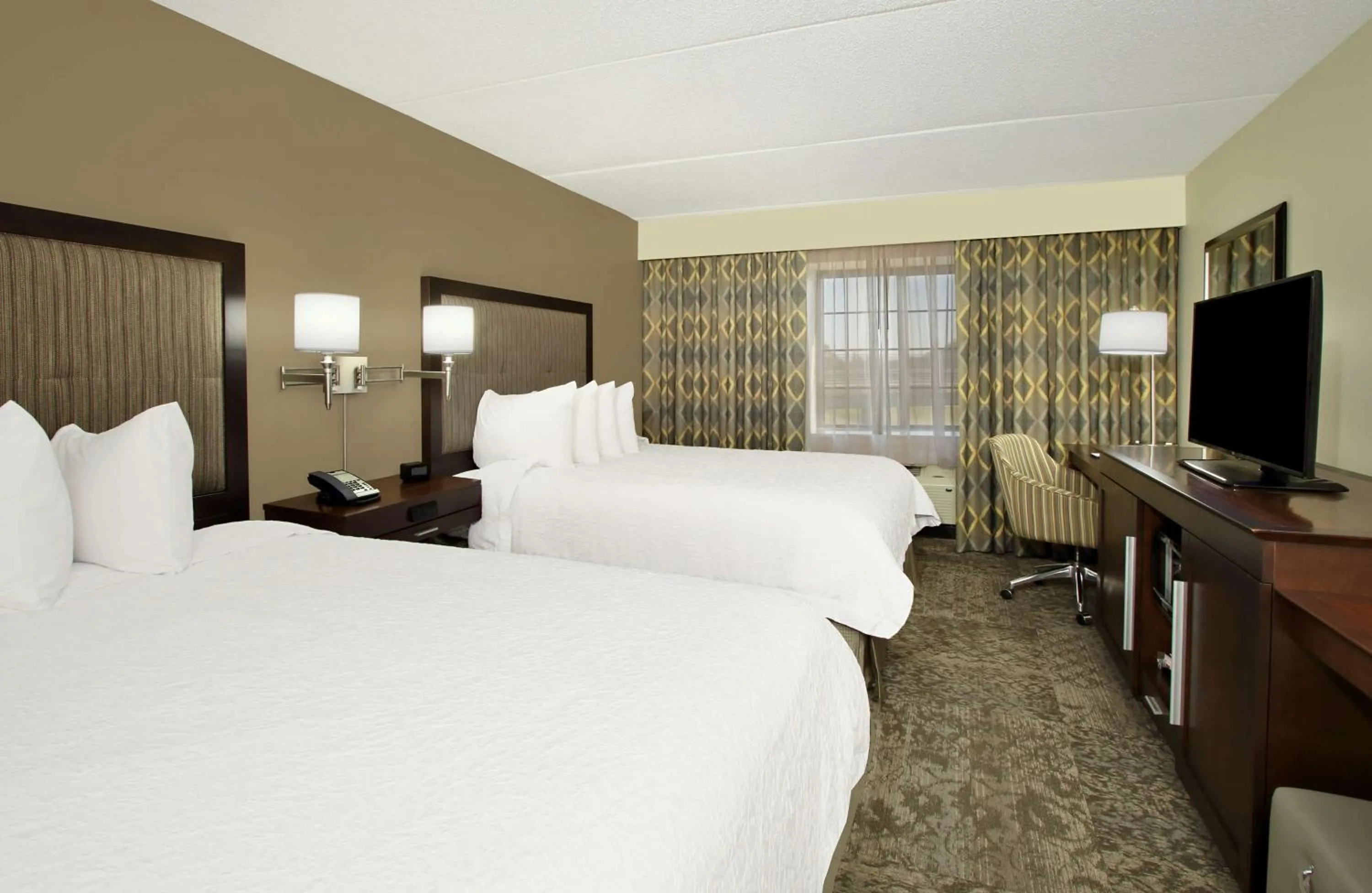 Bedroom, Bed in Hampton Inn & Suites By Hilton - Rockville Centre