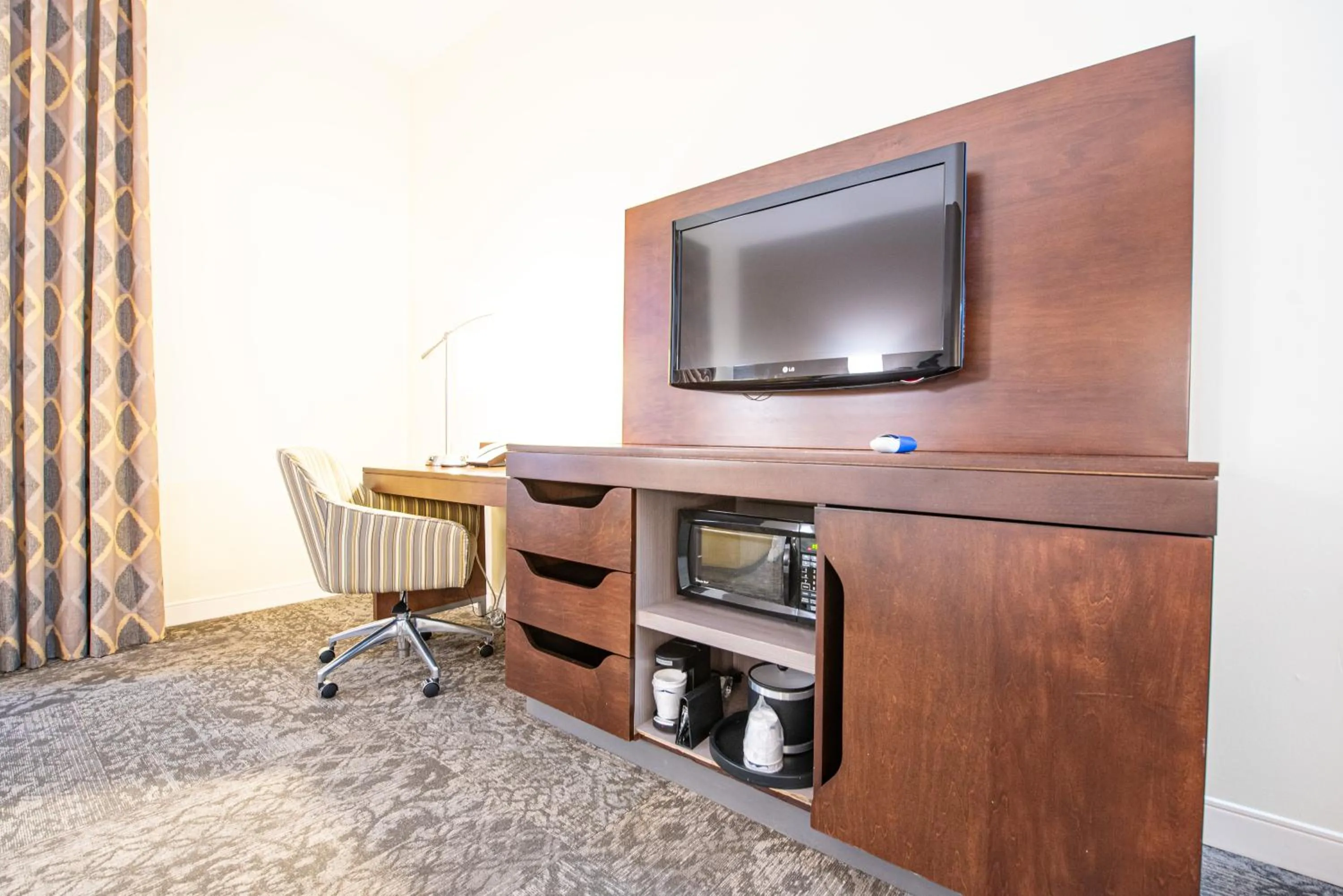 TV and multimedia in Hampton Inn & Suites By Hilton - Rockville Centre