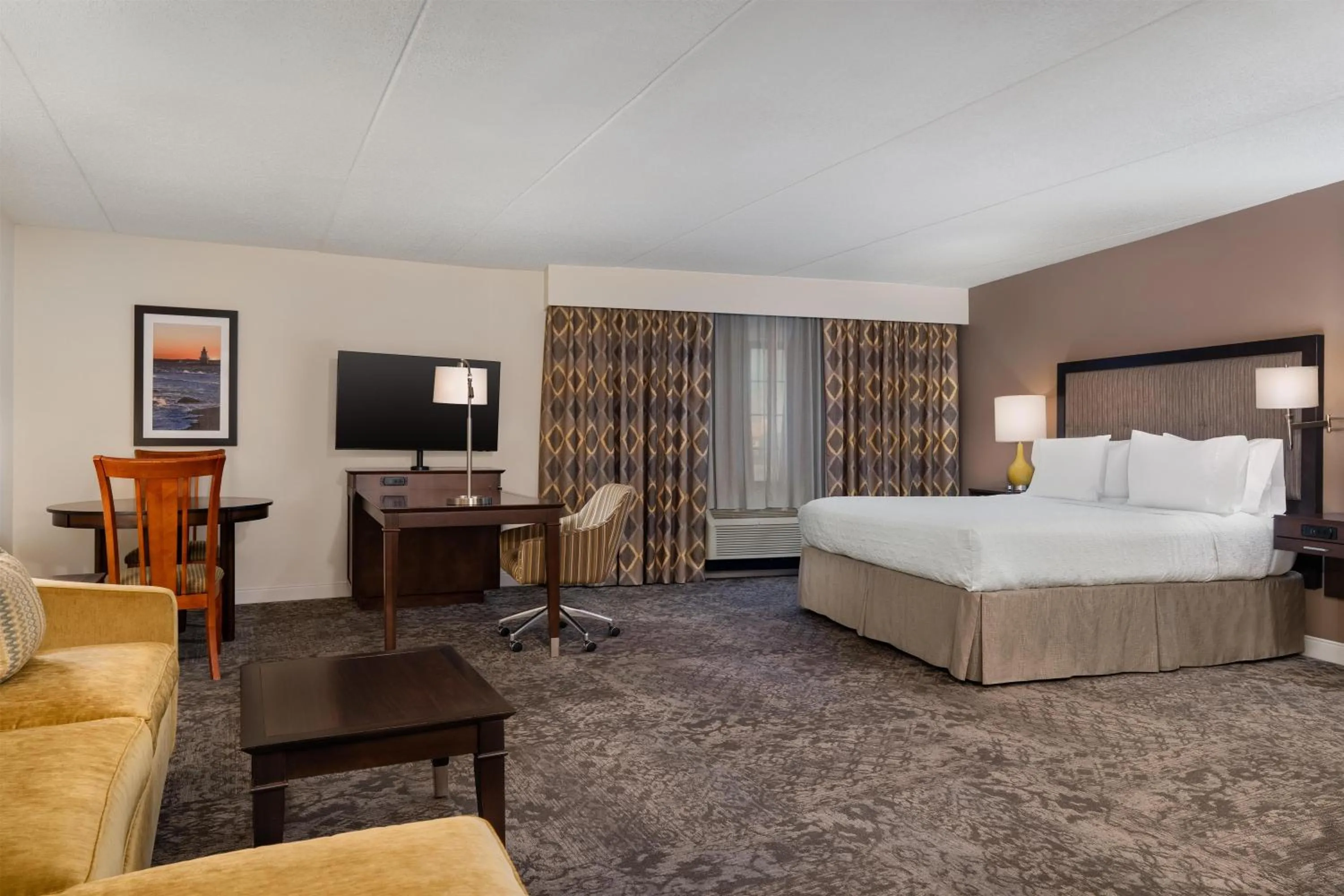 Living room, Bed in Hampton Inn & Suites By Hilton - Rockville Centre