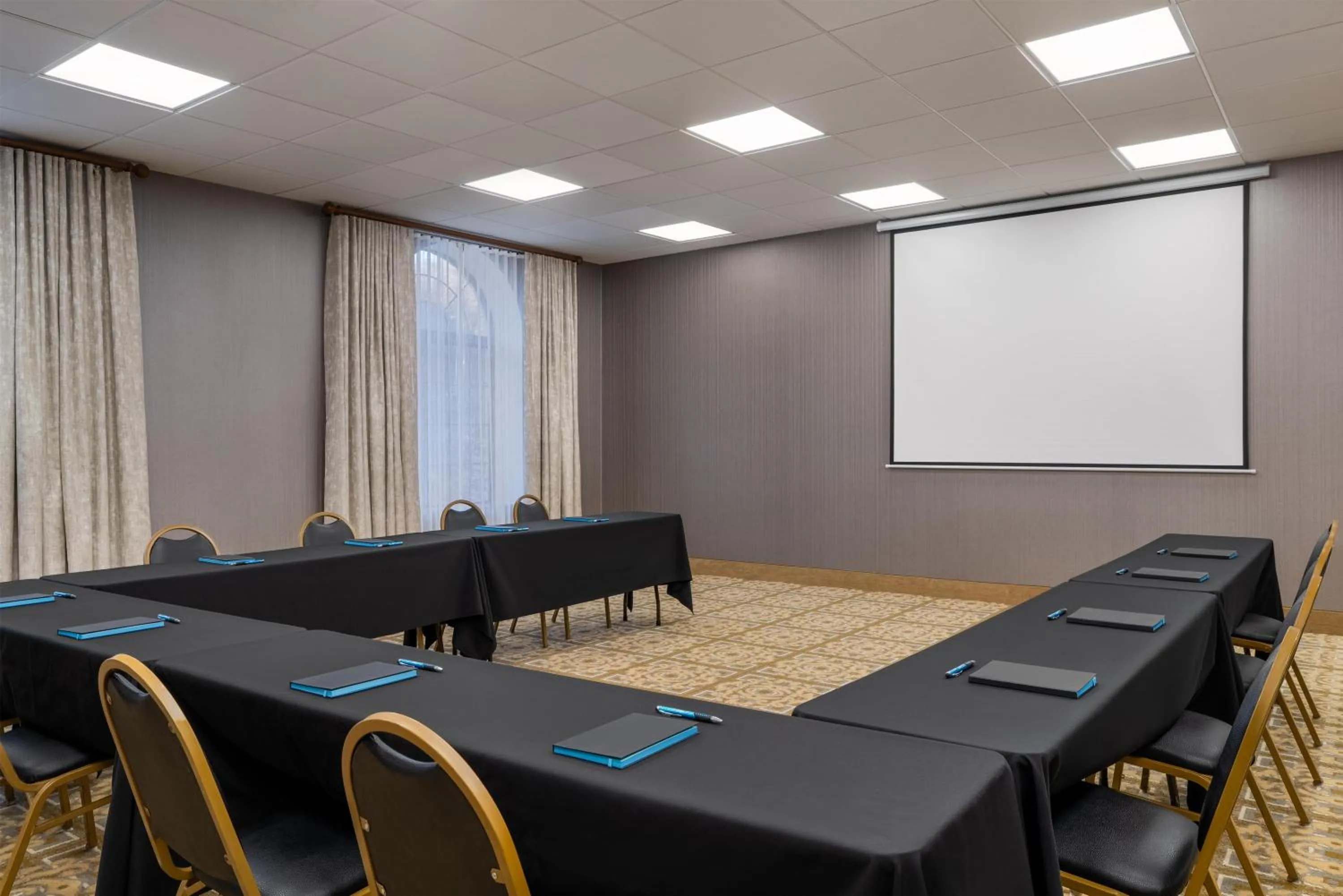 Meeting/conference room in Hampton Inn & Suites By Hilton - Rockville Centre