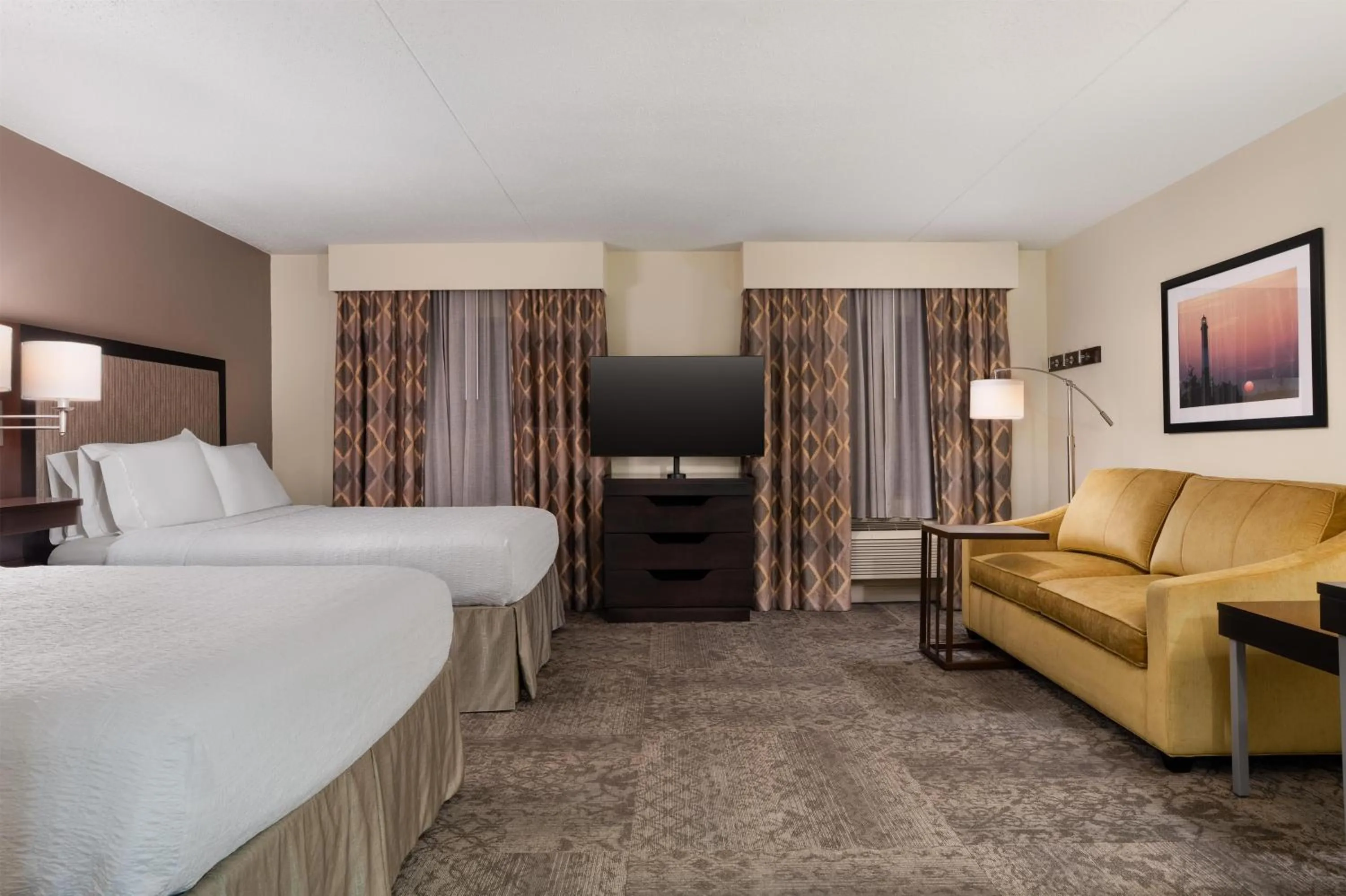 Living room, Bed in Hampton Inn & Suites By Hilton - Rockville Centre