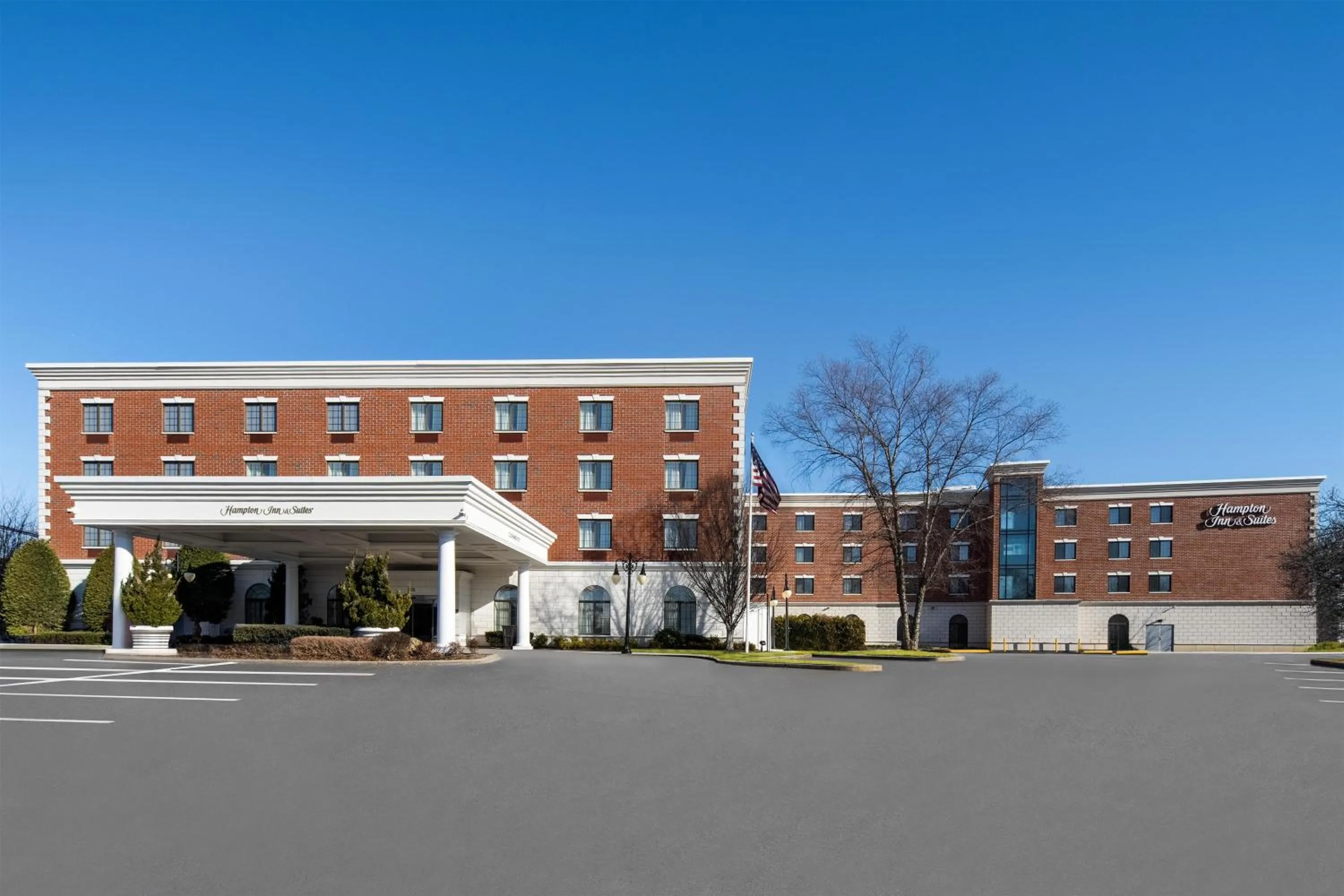 Property building in Hampton Inn & Suites By Hilton - Rockville Centre