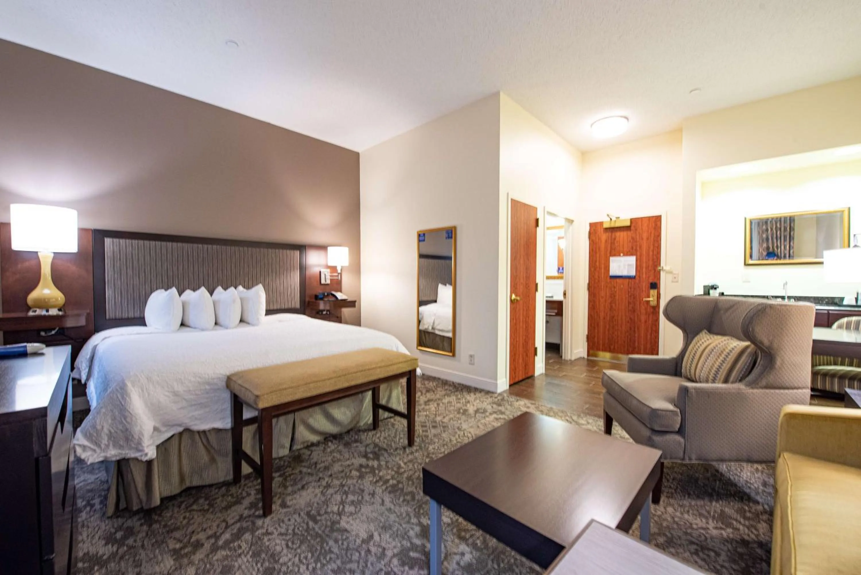 Living room, Bed in Hampton Inn & Suites By Hilton - Rockville Centre
