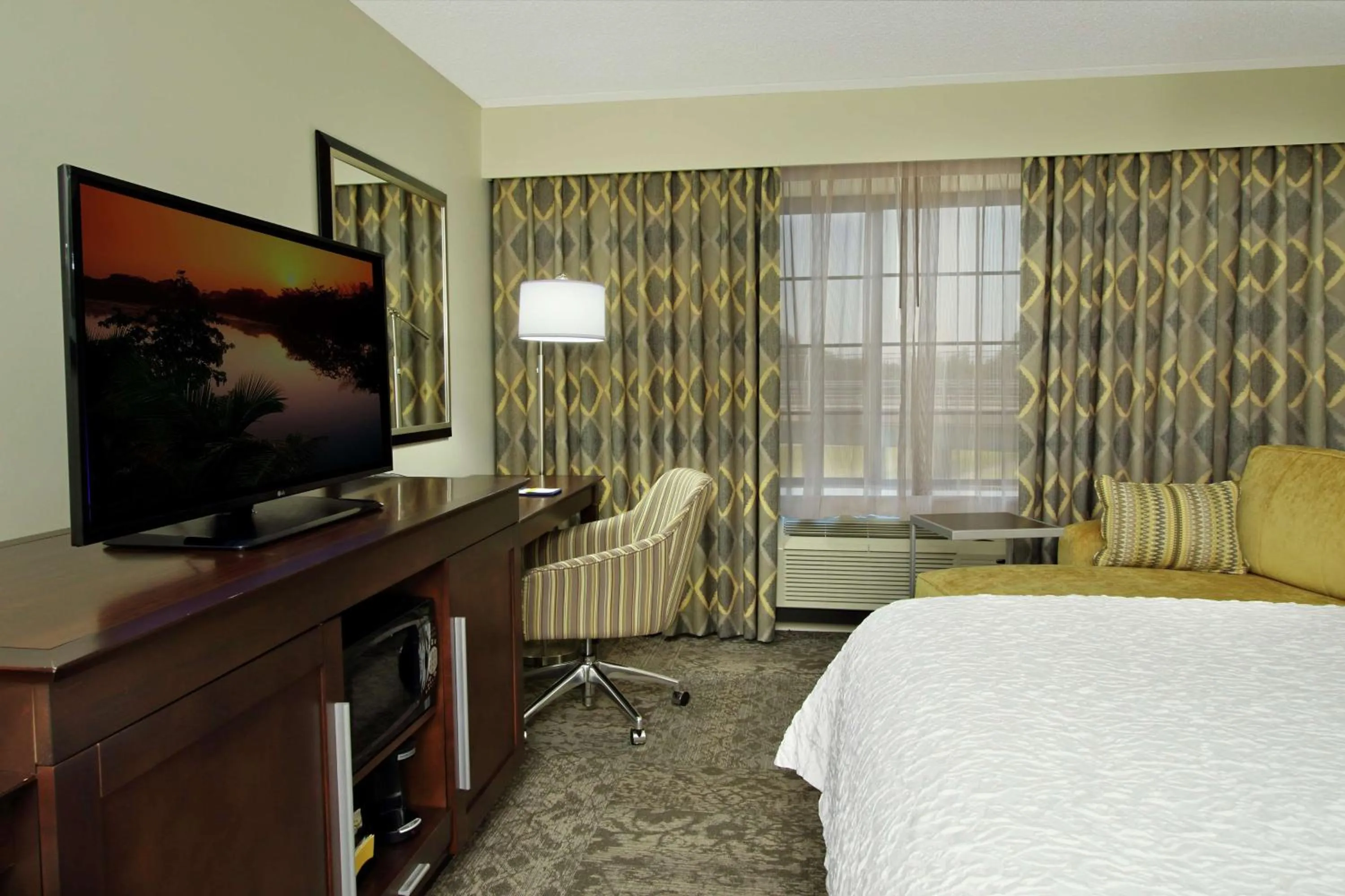 Bedroom, Bed in Hampton Inn & Suites By Hilton - Rockville Centre