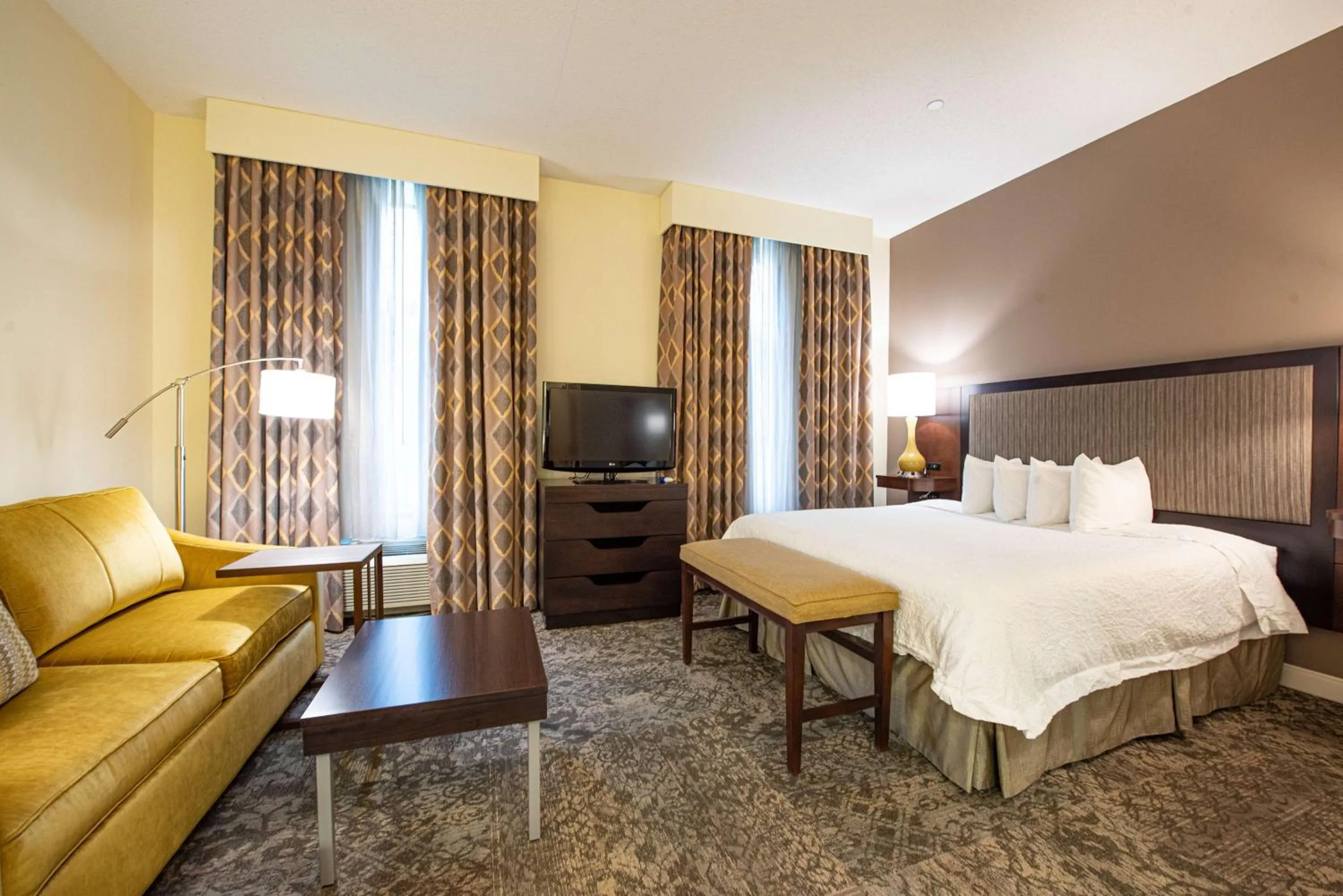 Bedroom, Bed in Hampton Inn & Suites By Hilton - Rockville Centre