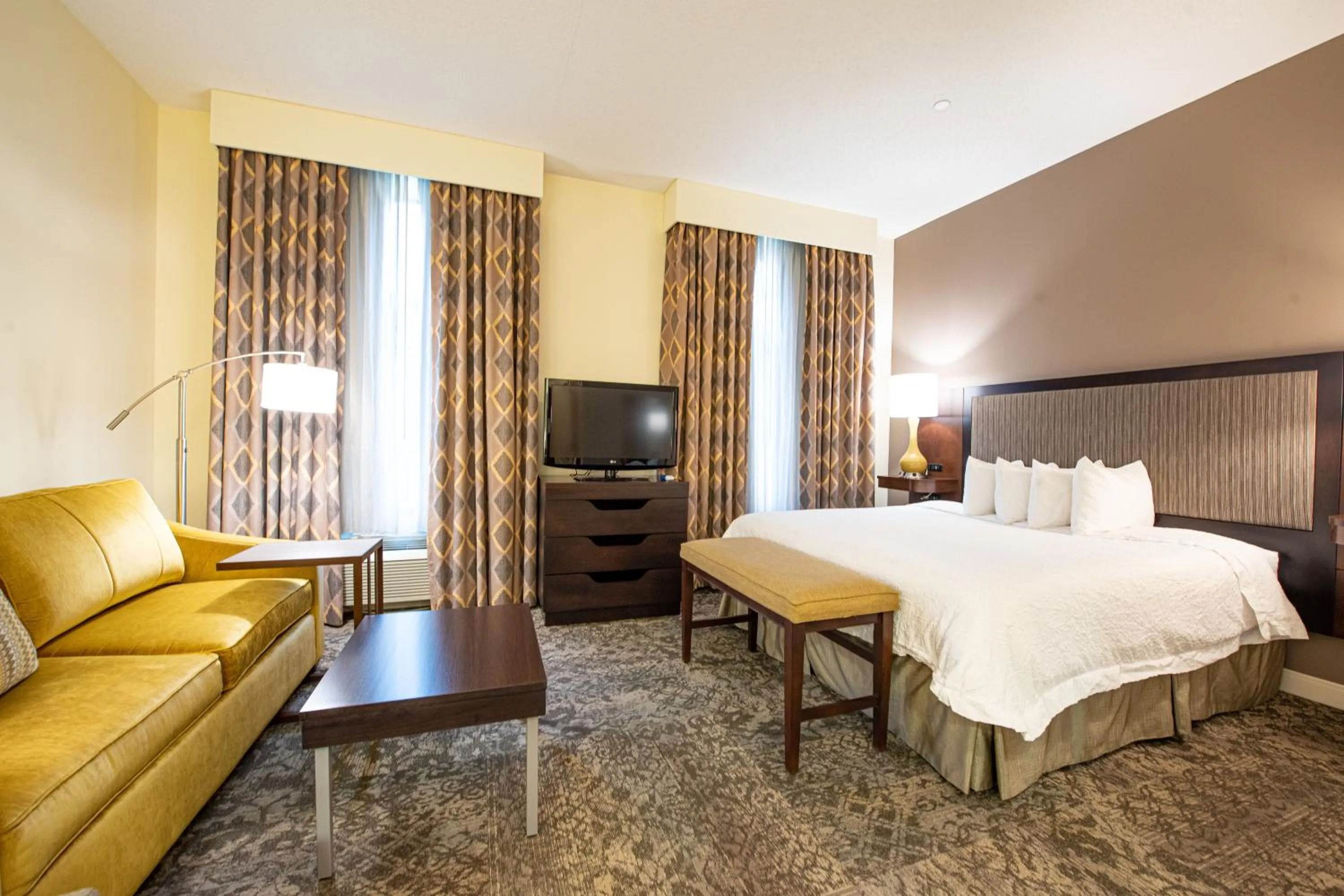 Bedroom, Bed in Hampton Inn & Suites By Hilton - Rockville Centre