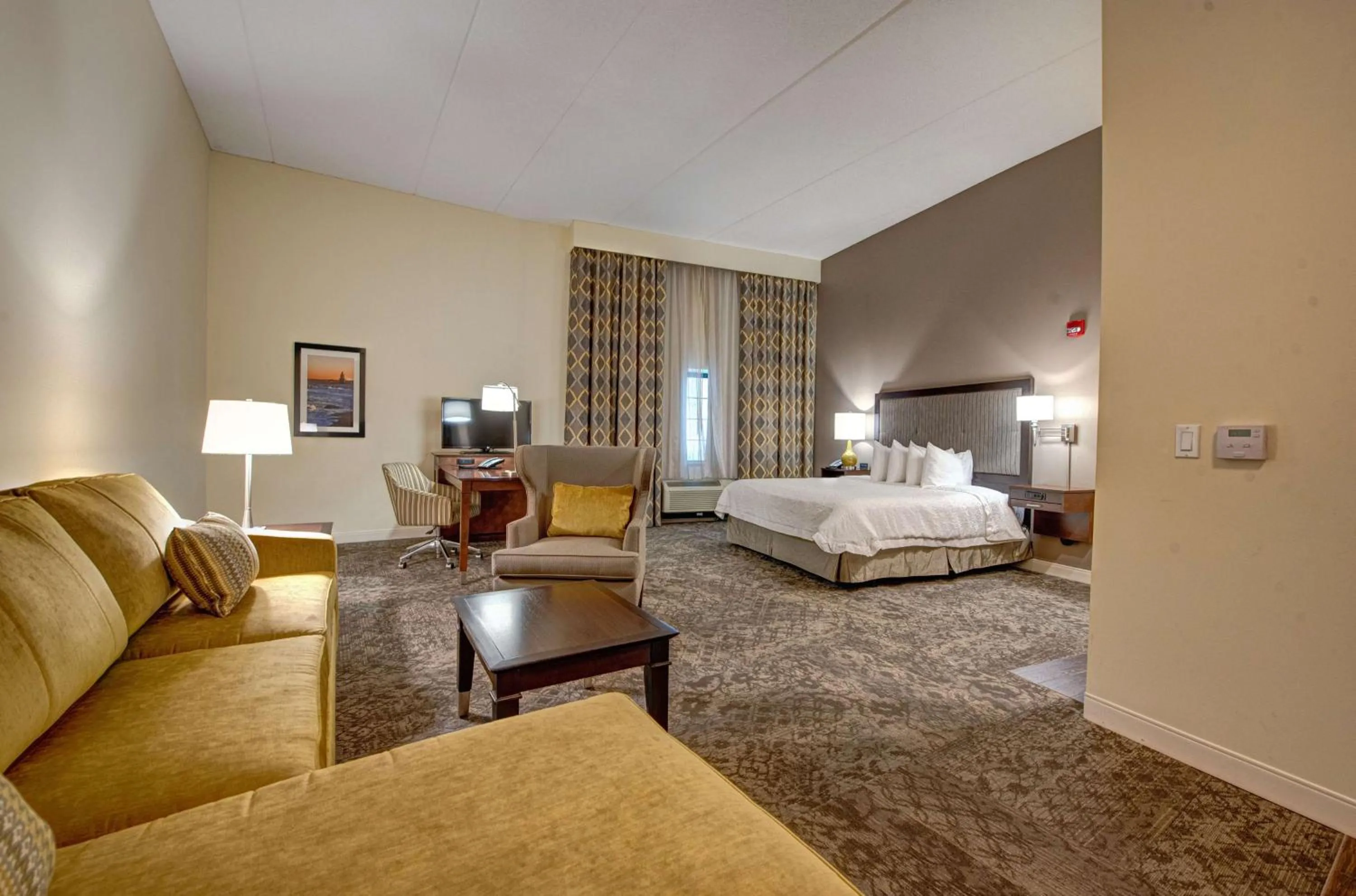 Bed in Hampton Inn & Suites By Hilton - Rockville Centre