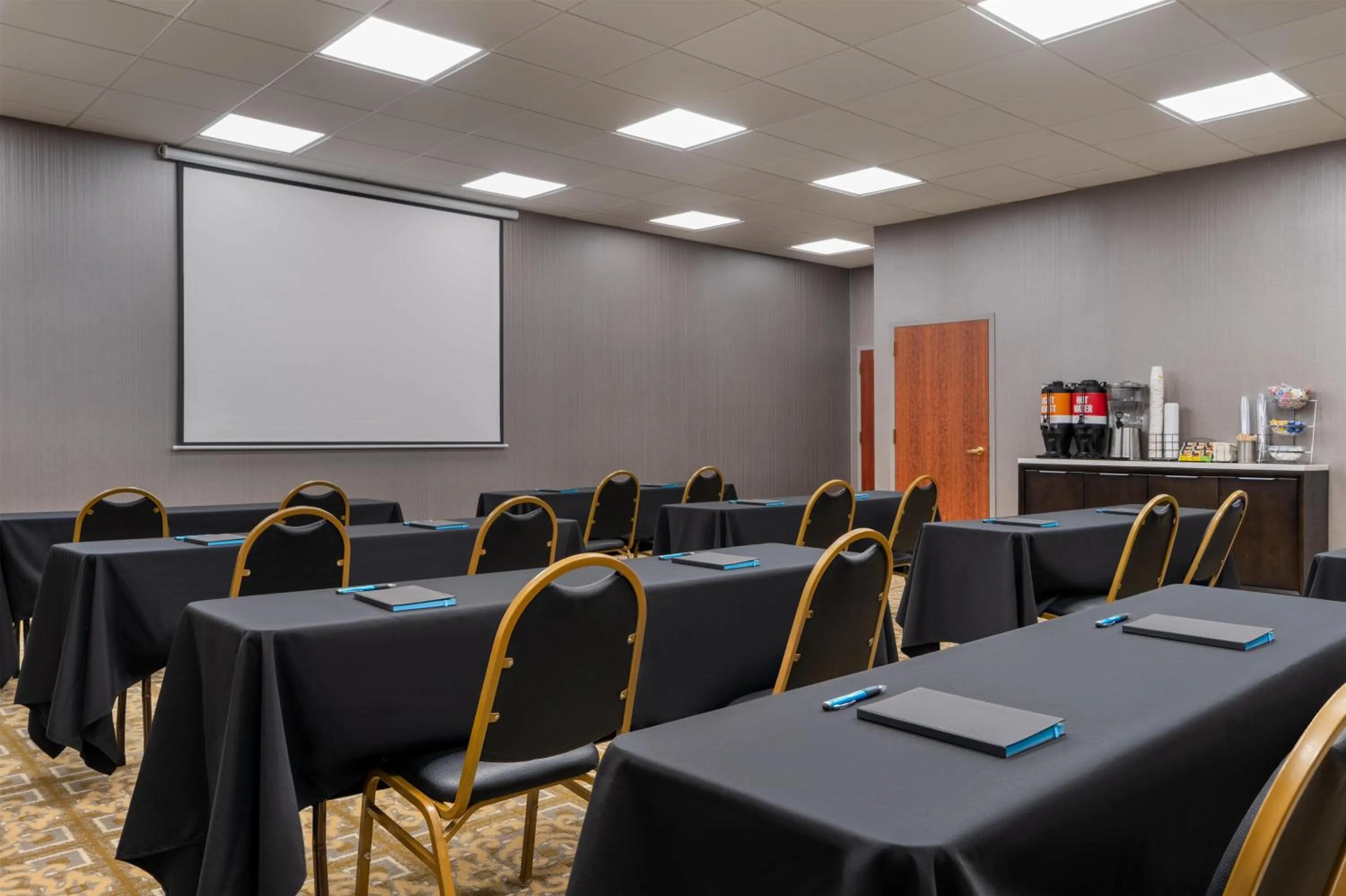 Meeting/conference room in Hampton Inn & Suites By Hilton - Rockville Centre